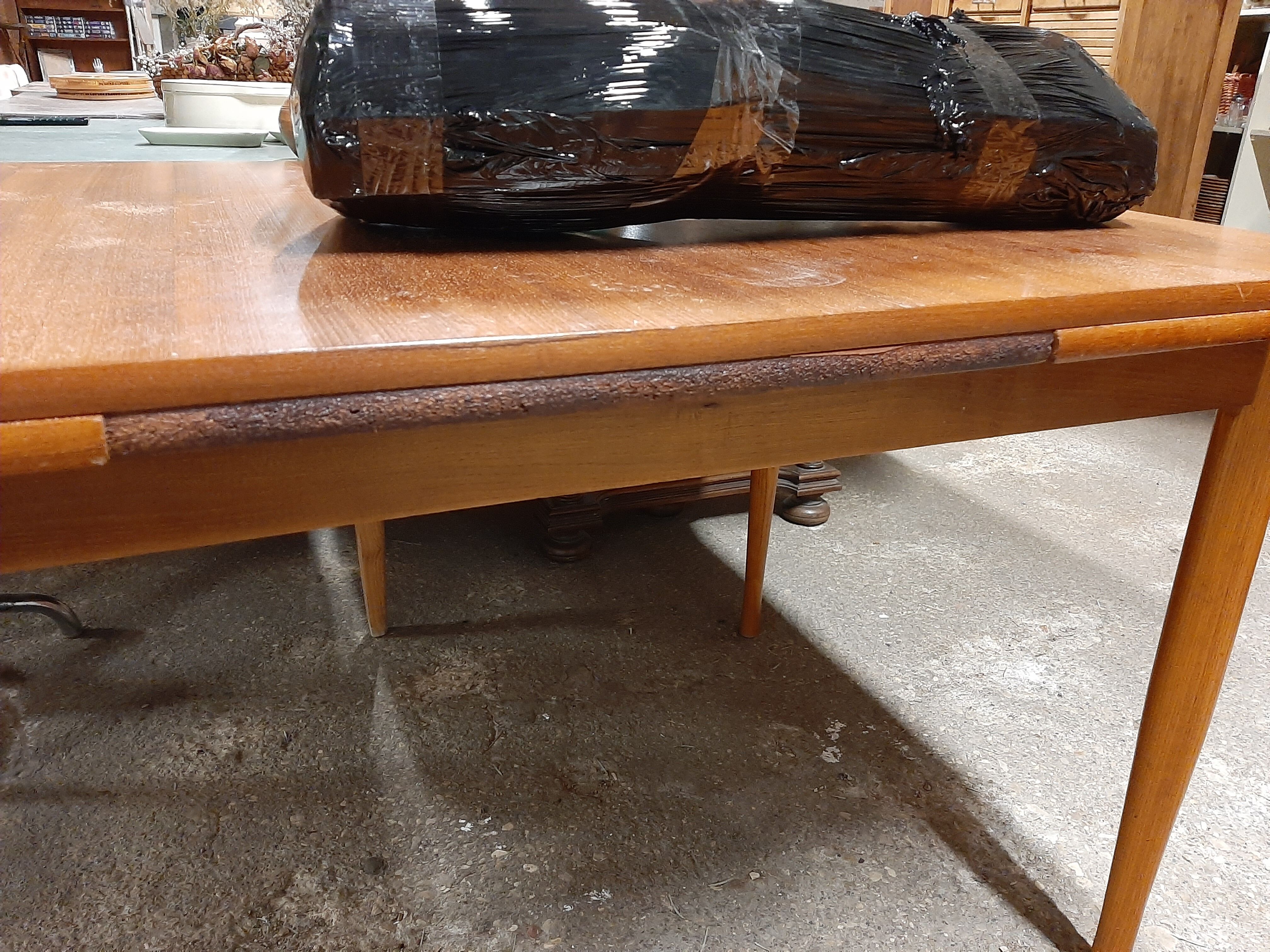 Scandinavian expandable table