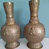 Jolie paire de vases asiatiques anciens en bronze