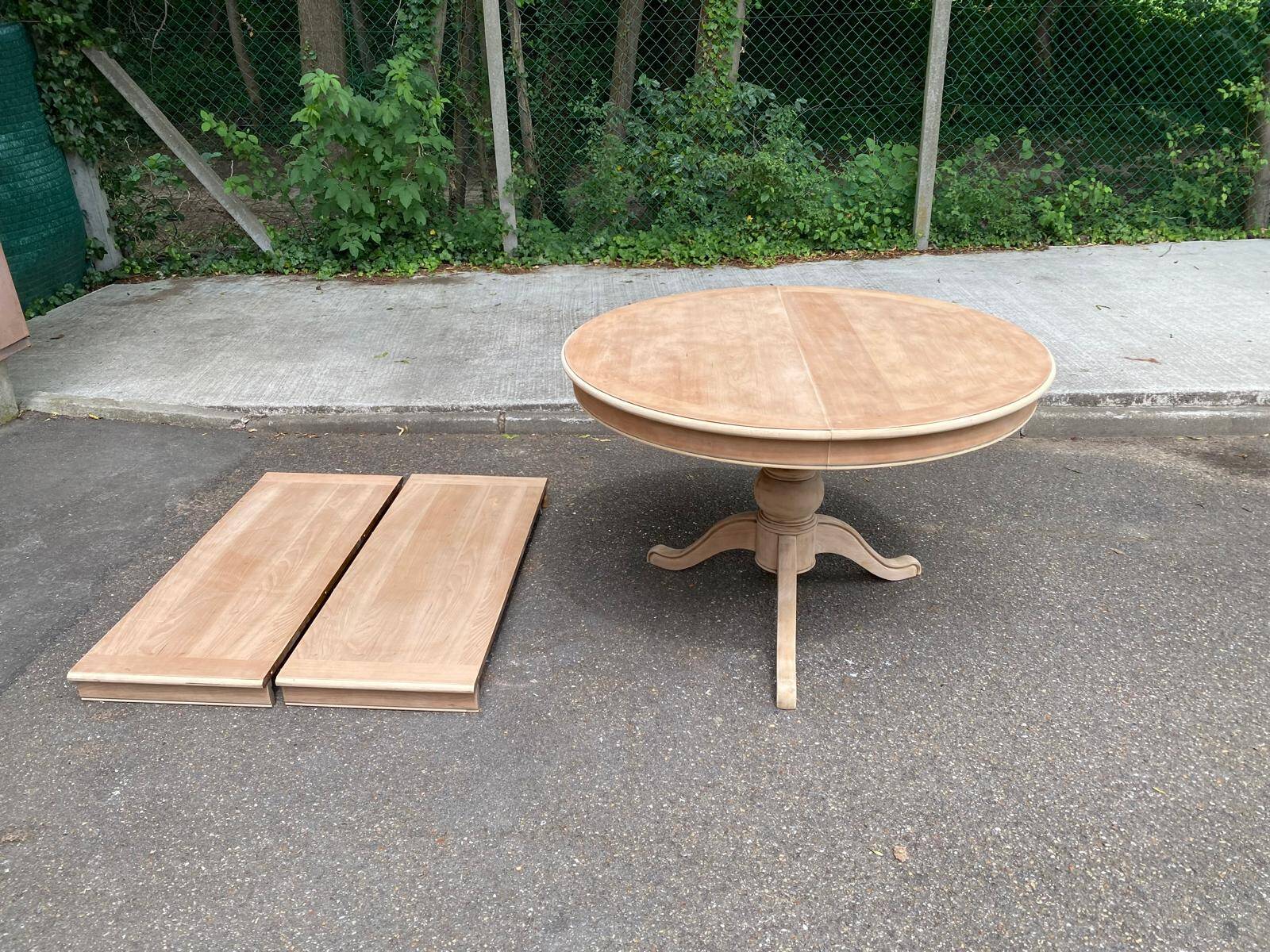Renovated round extendable dining table with a central wooden leg, 113-203cm.