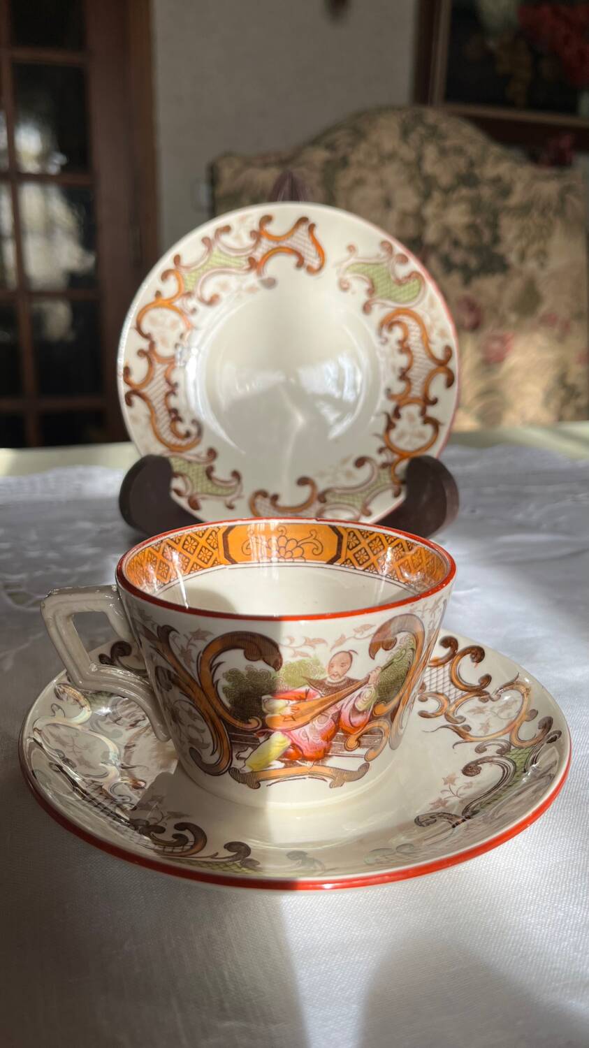 Set of 4 vintage Sarreguemines tea cups and 5 saucers