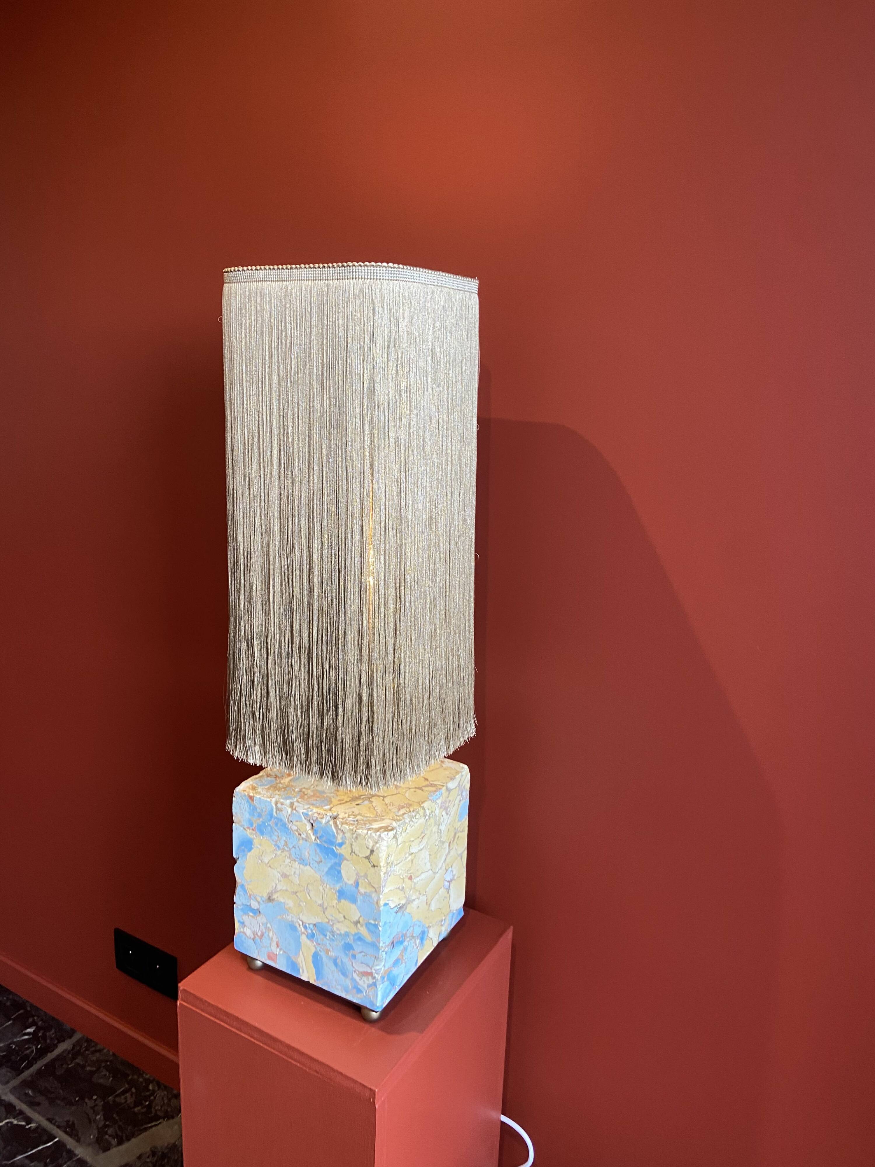 Base stuck blue beige marble-plaster, fringed lampshade Houles, 21st century.