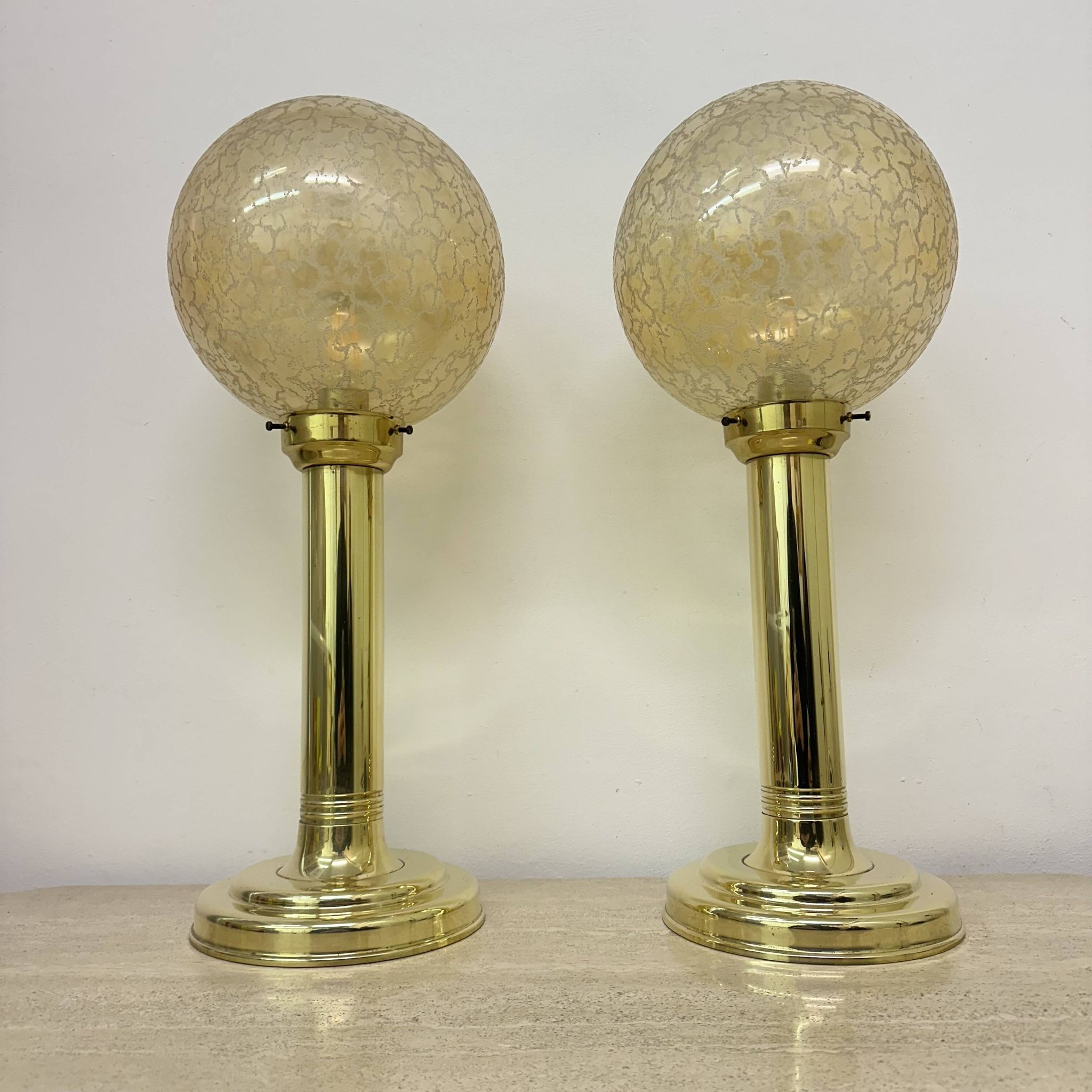Lot de 2 grandes lampes de table globe en verre, années 1970