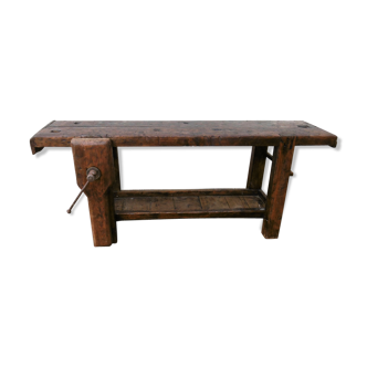 Workbench in raw wood with the press