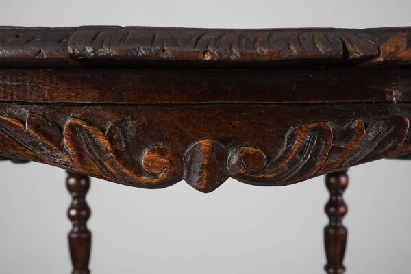 Table d'appoint carrée en chêne sculpté, Belgique, XVIIIe siècle