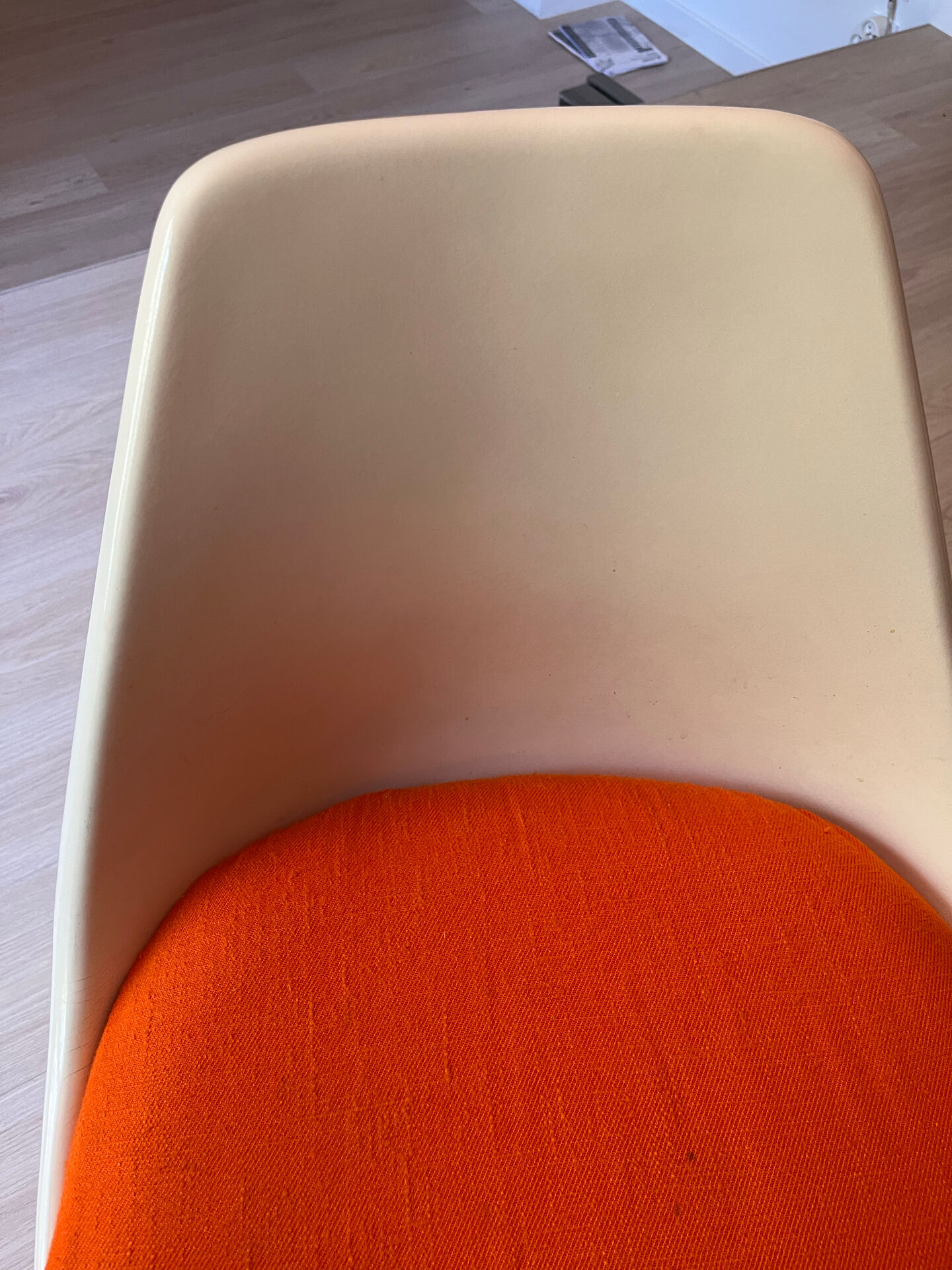 Tulipe Arkana table by Knoll and its 4 chairs
