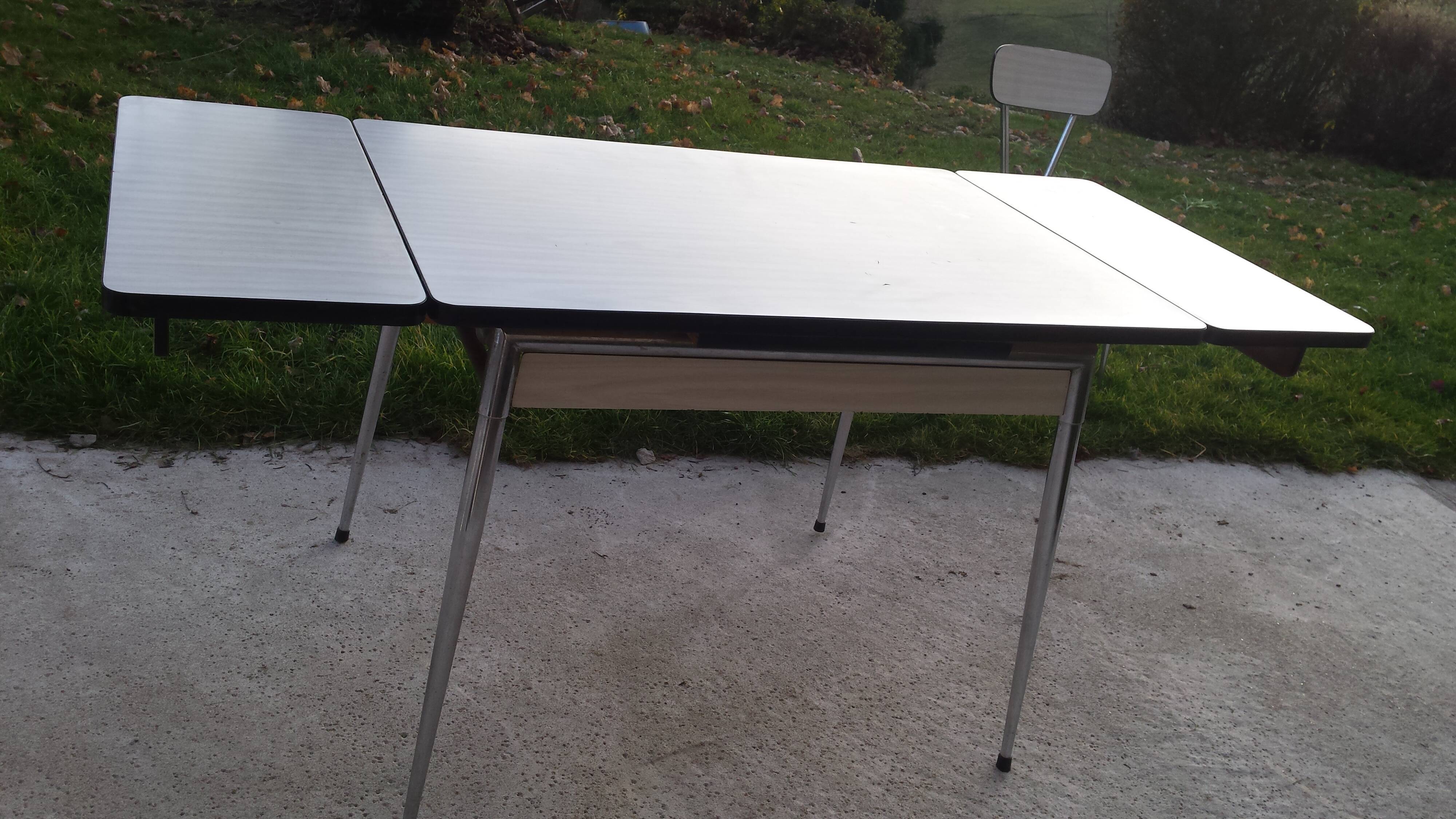 Table and 4 chairs in white formica