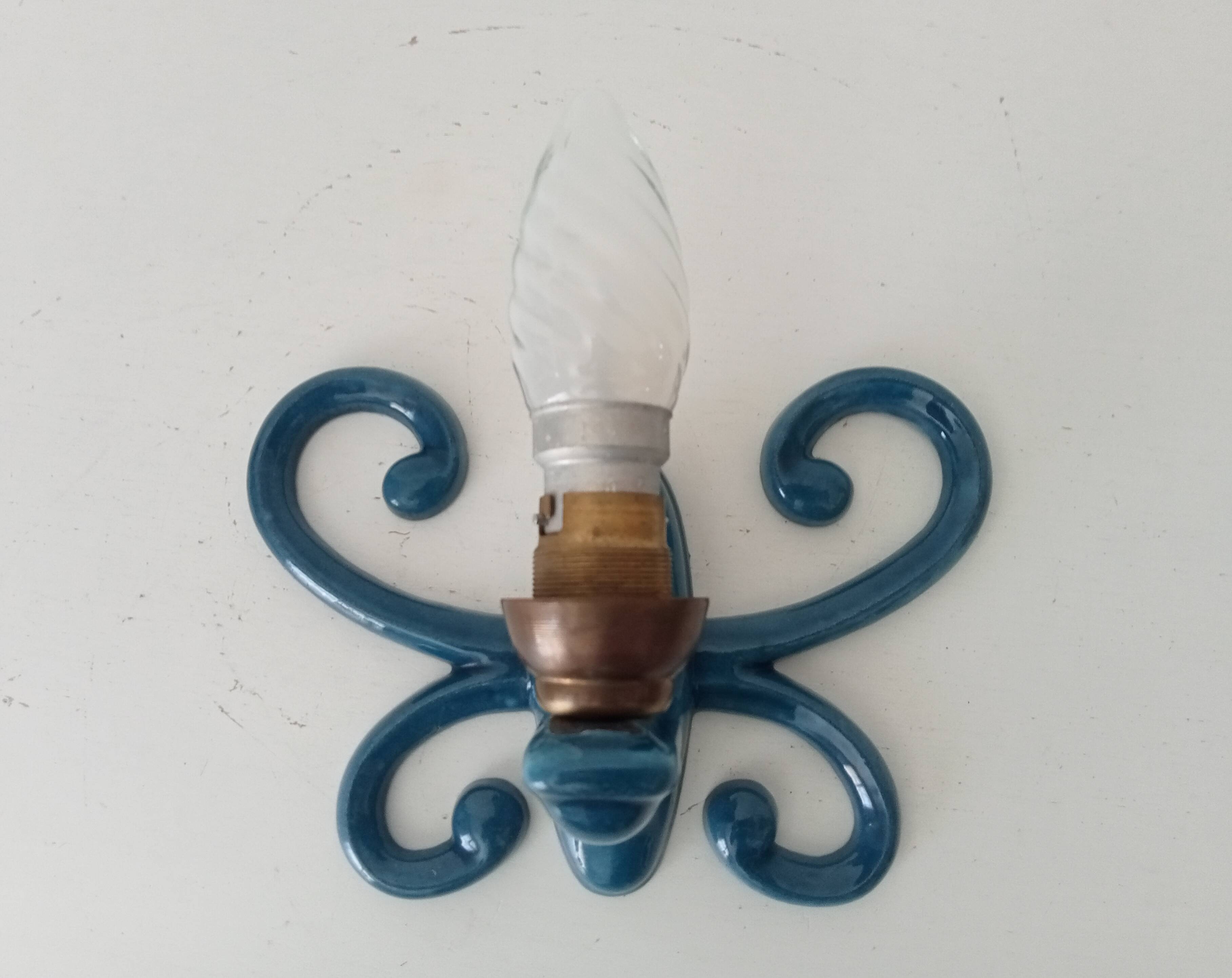 Antique wall light in enamelled cast iron.