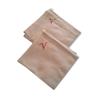 2 Large cotton towels monogram V