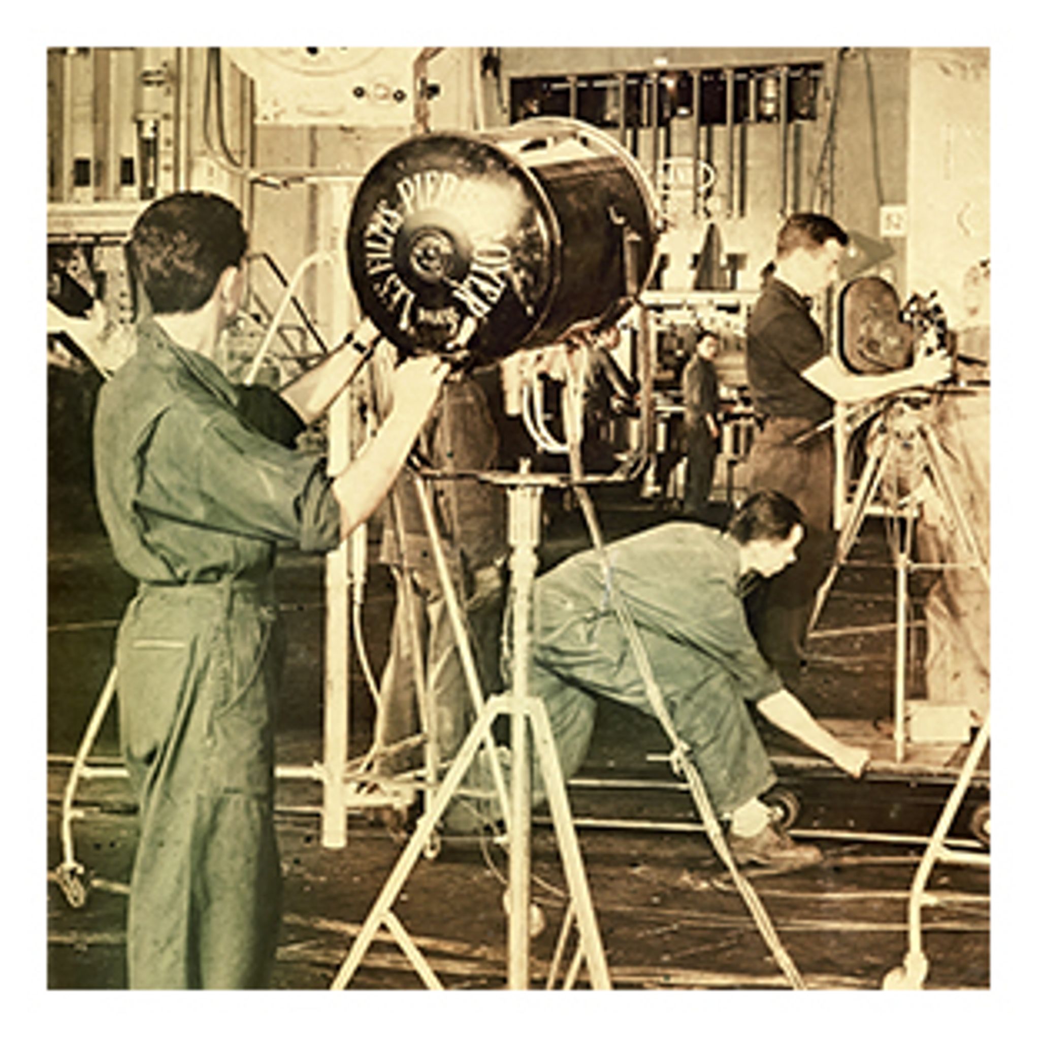 Photographie d'une équipe de cinéma chez Simca