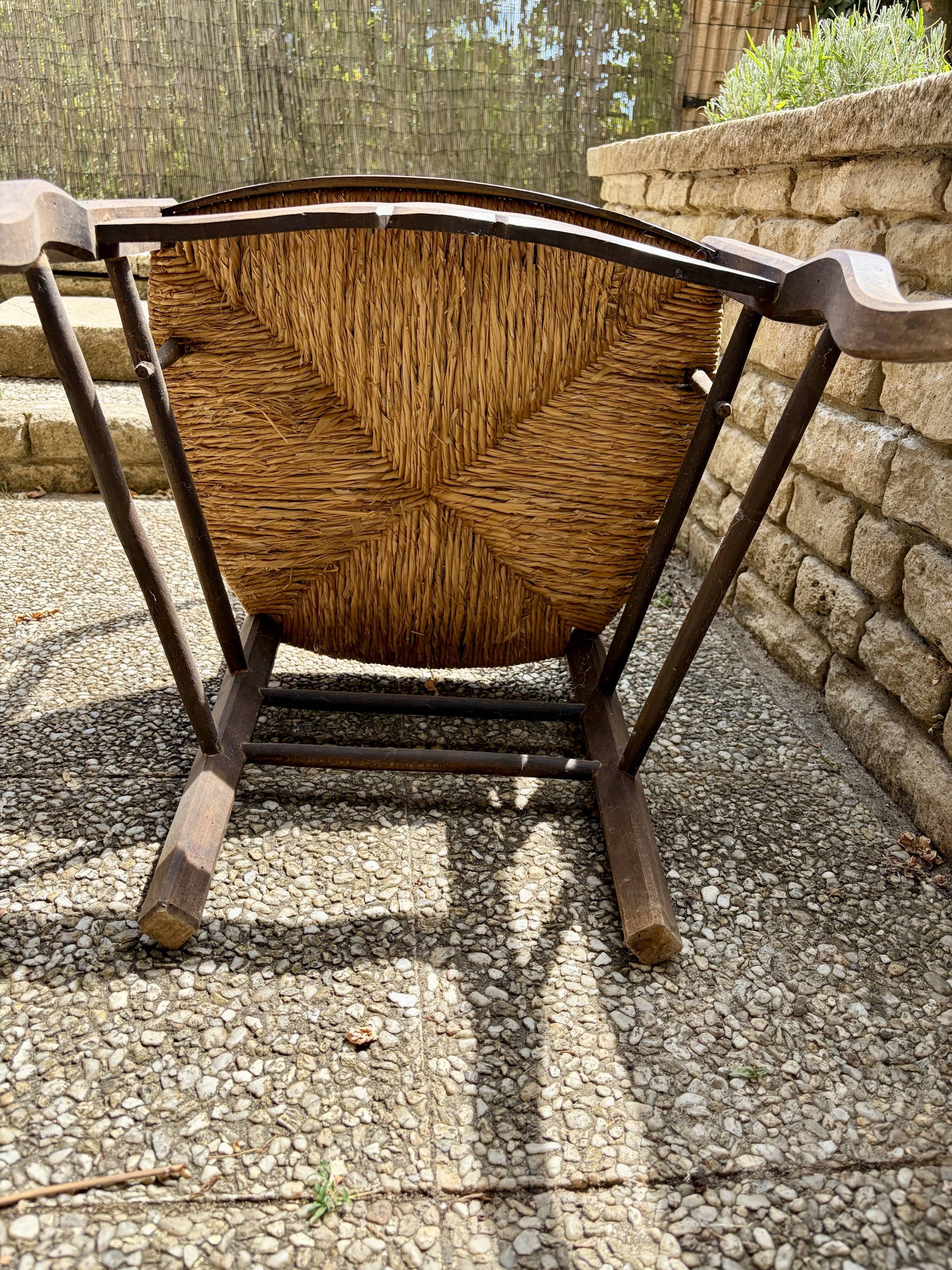 Antique Provençal armchair in wood with a straw seat.