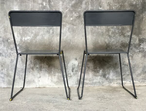 Paire de chaises métal empilables à pieds traîneau - 1960