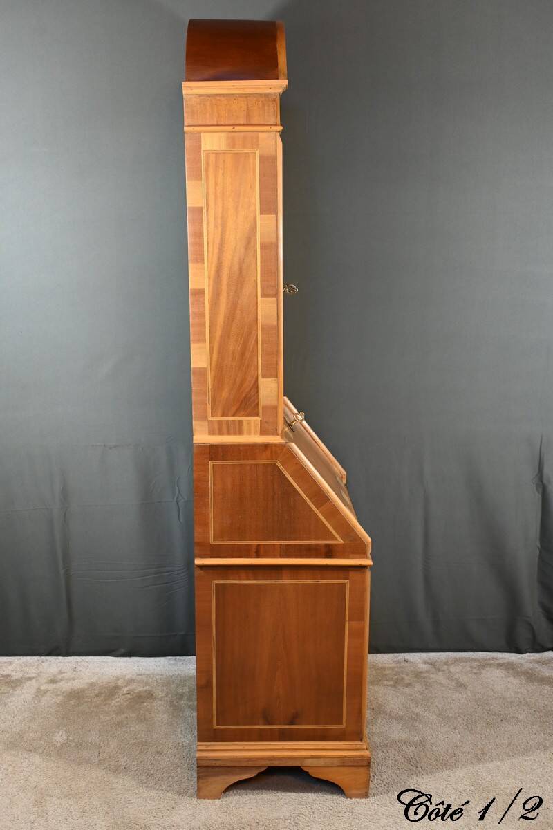 Scriban Showcase in Blond Mahogany, England – 1960