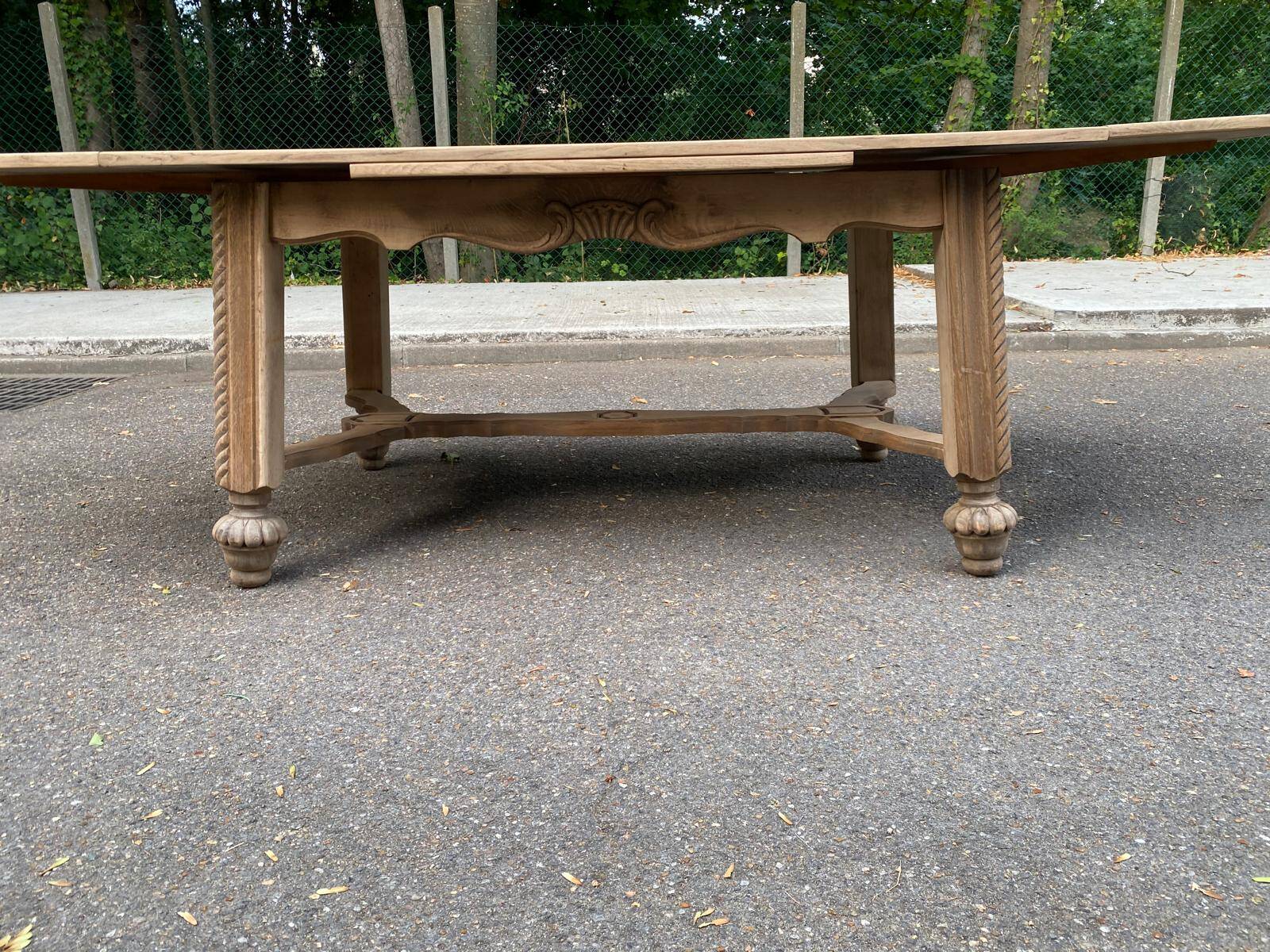 Table à manger extensible Louis XIII décapée en chêne années 50