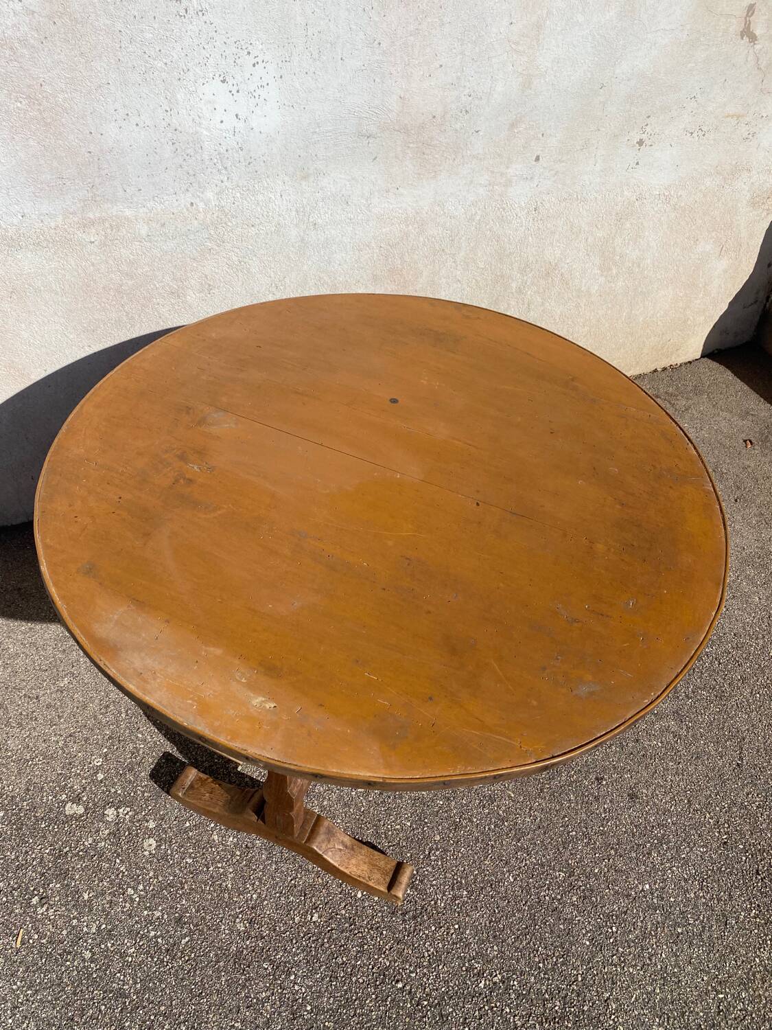 Round winegrower's table