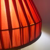 Lampe en verre teinté rouge avec abat-jour plissé