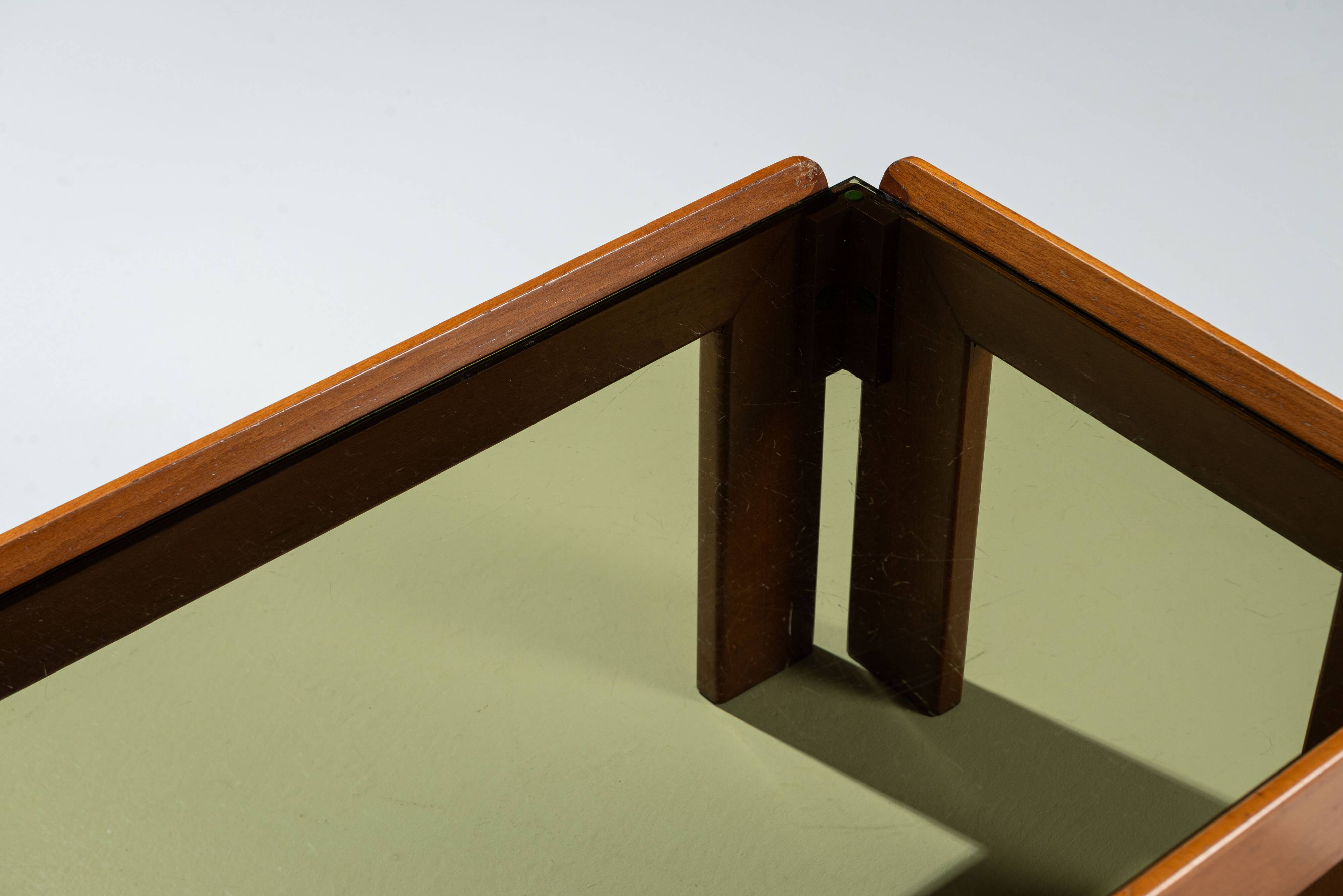 Table basse avec plateau en verre fumé attribuée à Scarpa