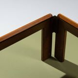 Table basse avec plateau en verre fumé attribuée à Scarpa