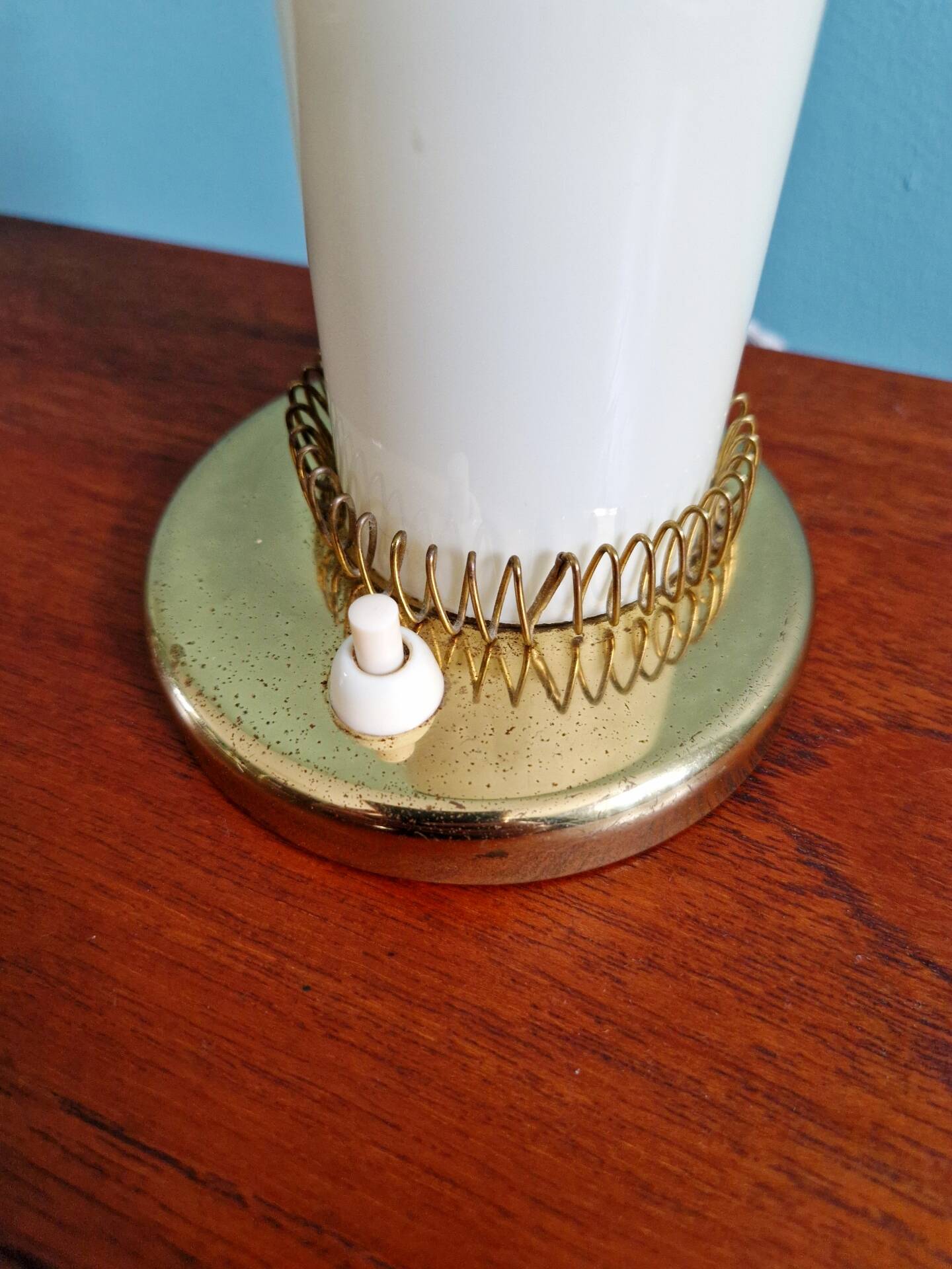 Pair of Mid-century bedside lamps in brass and opaline, 1950.