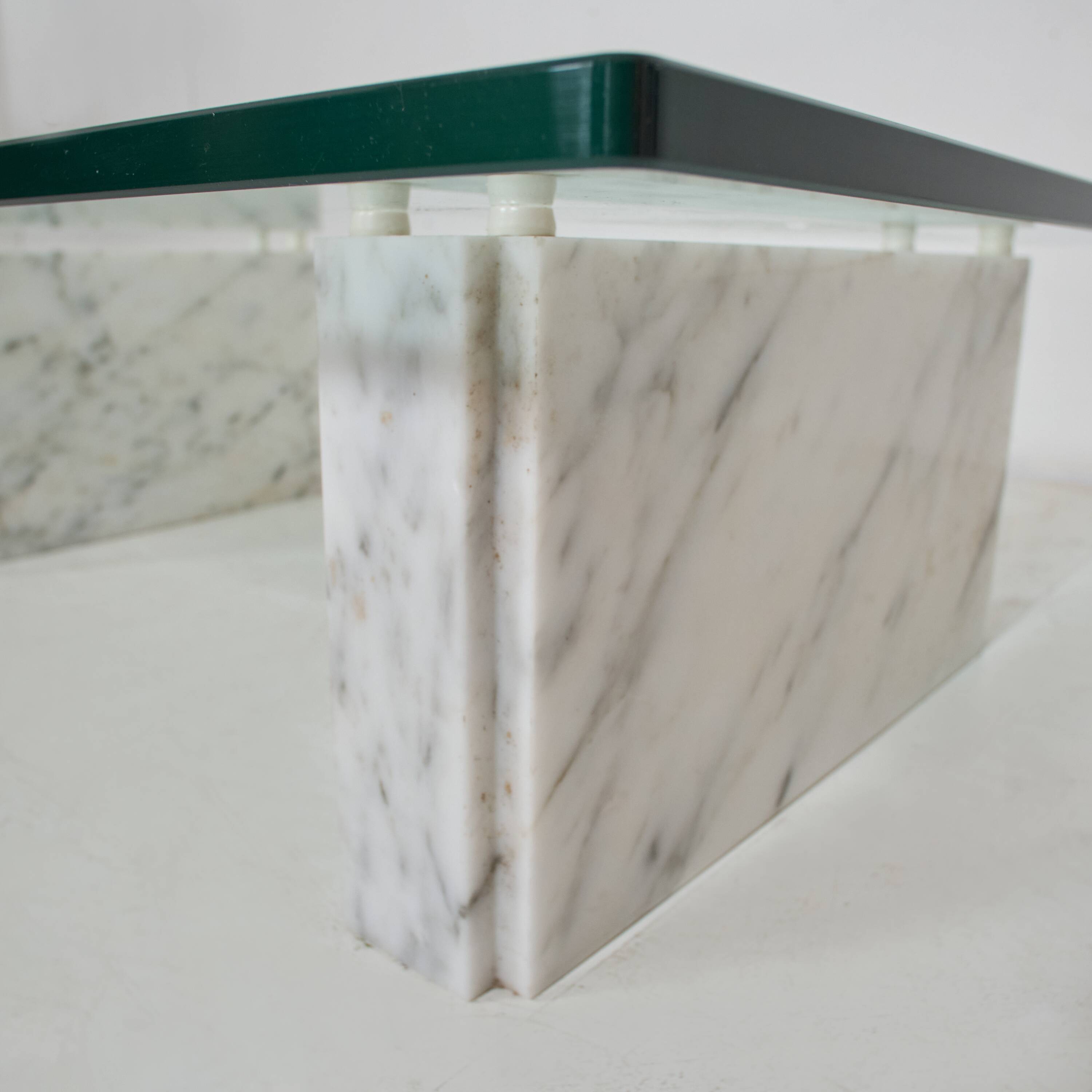 Table basse en marbre de carrare et verre