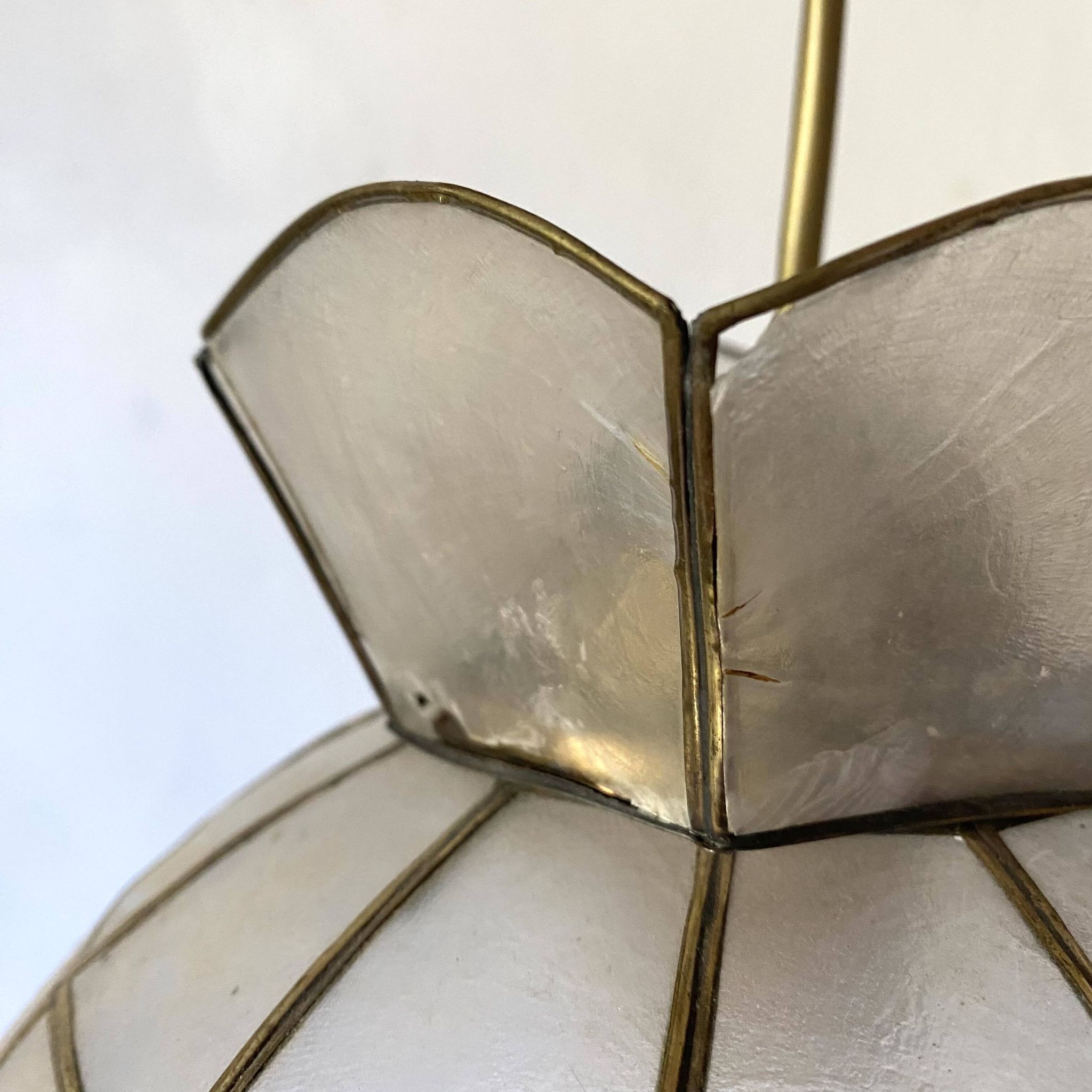 Suspension vintage en nacre et laiton