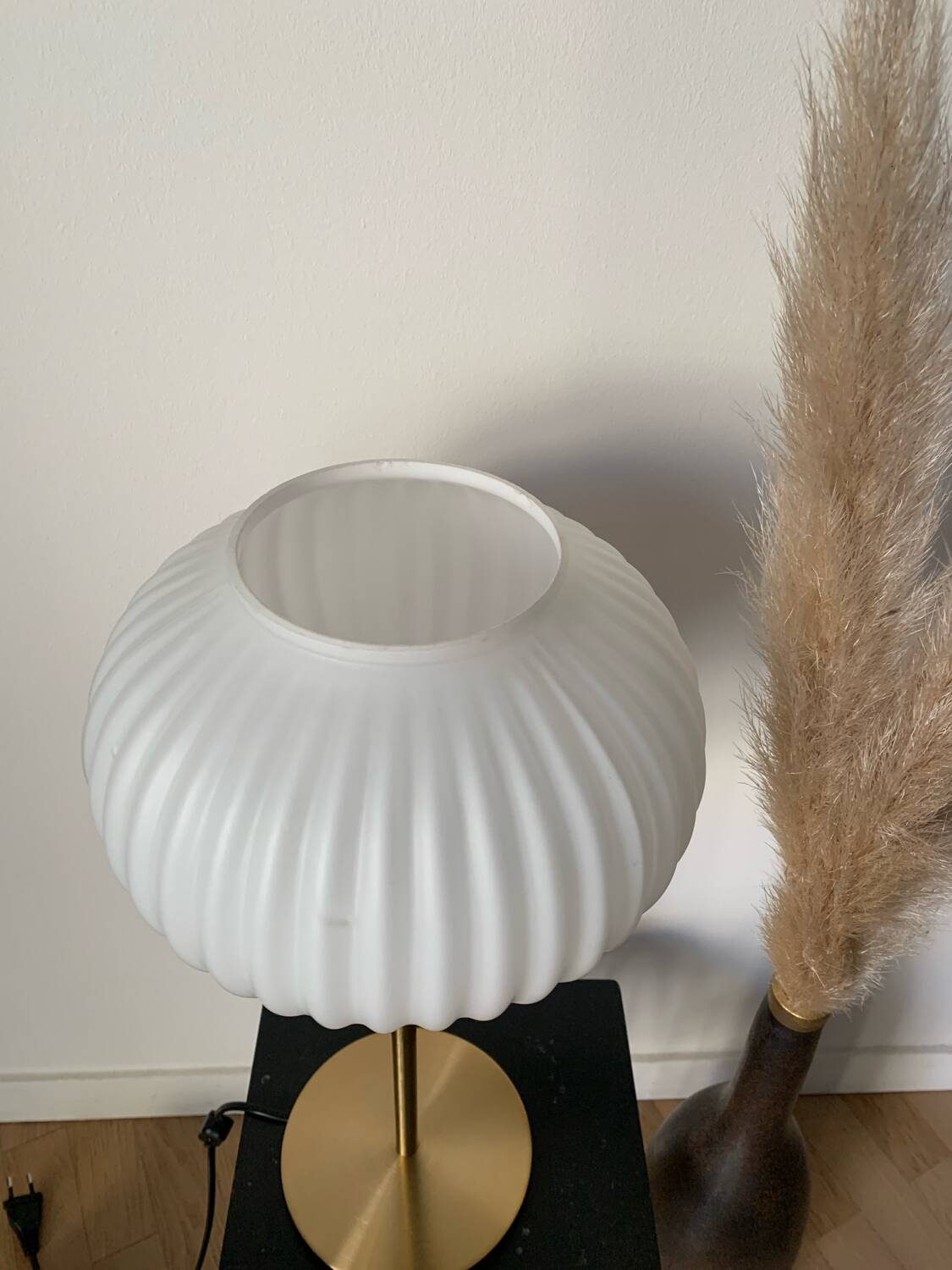 Lampe de table à poser avec un globe strié blanc, style origami et un pied doré