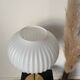 Lampe de table à poser avec un globe strié blanc, style origami et un pied doré
