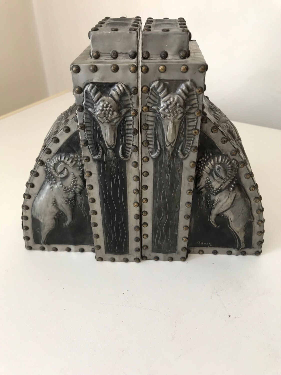 Serre livres Art deco en bois pyrogravé et métal repoussé vers 1920