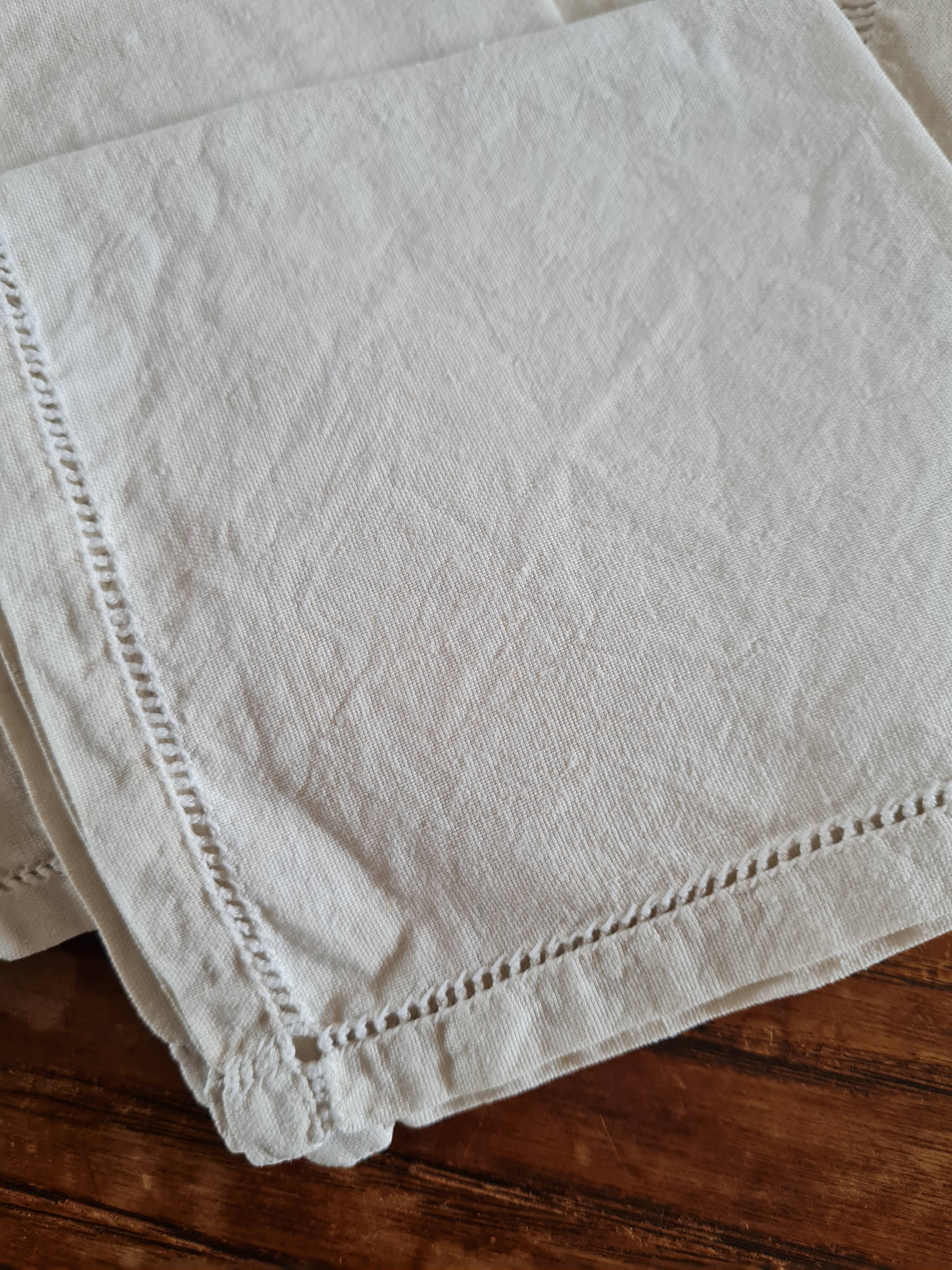Nappe et 6 serviettes brodées avec des jours échelle