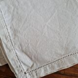 Nappe et 6 serviettes brodées avec des jours échelle