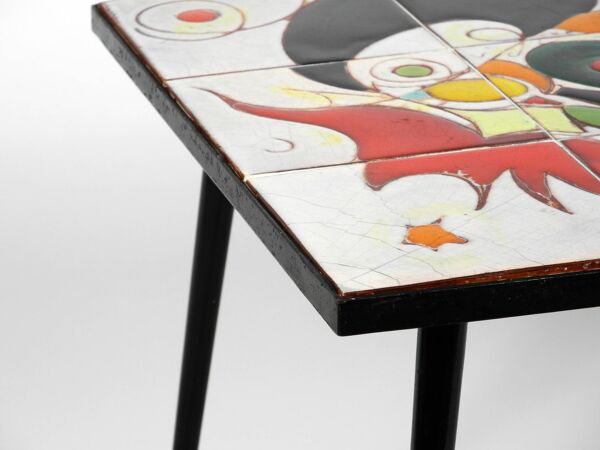 Table en fer moderne italienne des années 50 avec plateau carrelé et motif abstrait