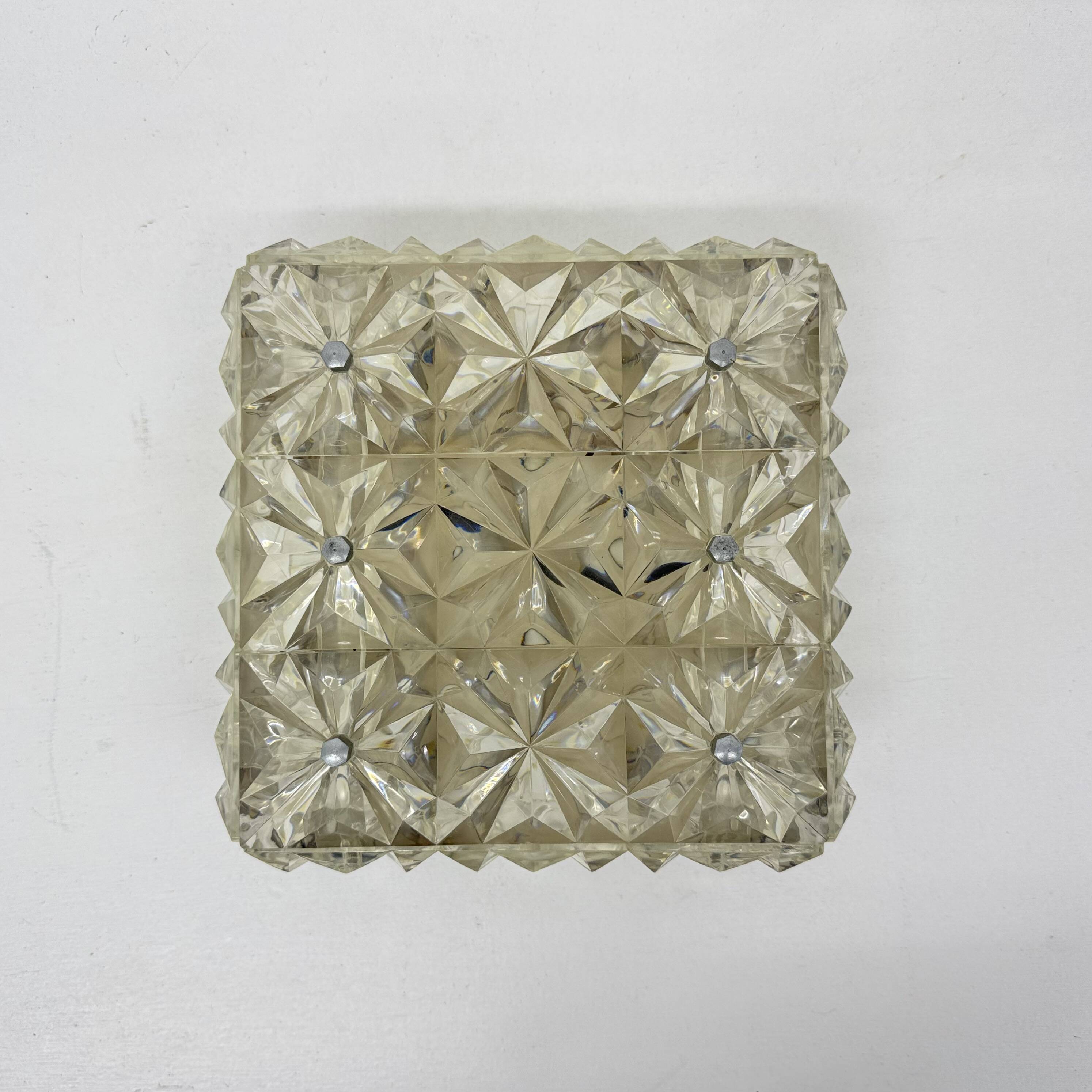 Lampe de plafond en lucite des années 1970, style milieu de siècle.