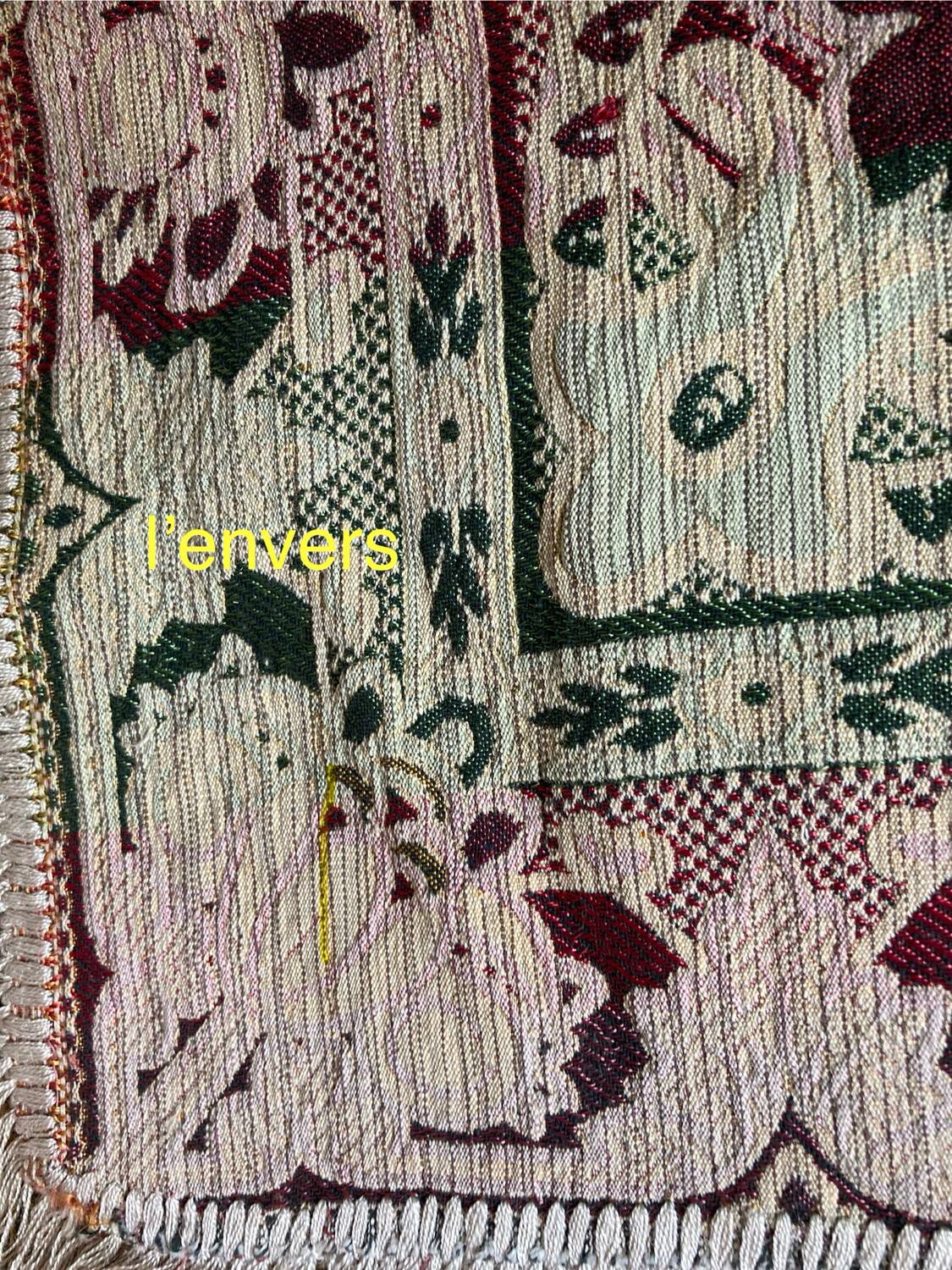 Nappe en soie d’Alger époque début XXe motifs floraux rehaussés de fils dorés, fait main