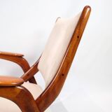 Fauteuil fabriqué en bois foncé poli et tissu clair par Arne Hovmand-Olsen des années 1960