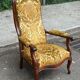 Fauteuil voltaire style Louis XV en bois massif et velours fleuri jaune