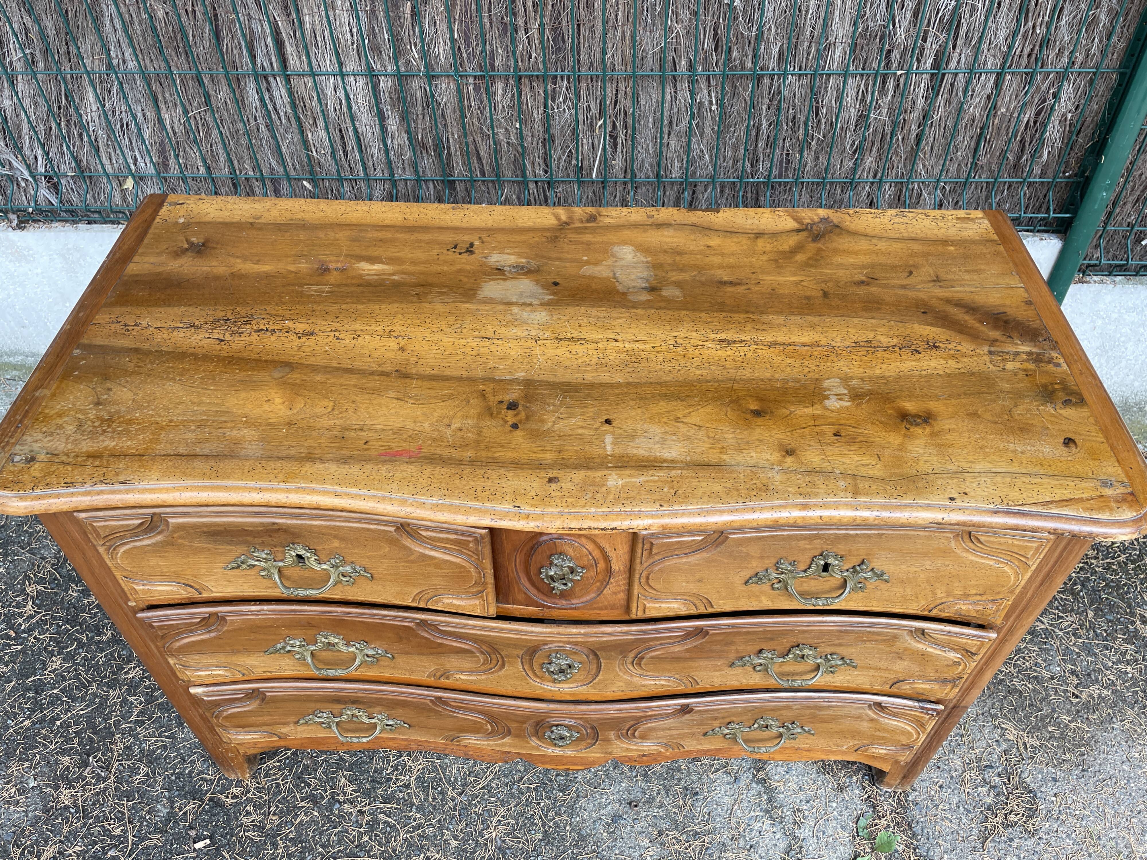 Parisian chest of drawers in walnut Louis XV period with secret drawer, 18th century.
