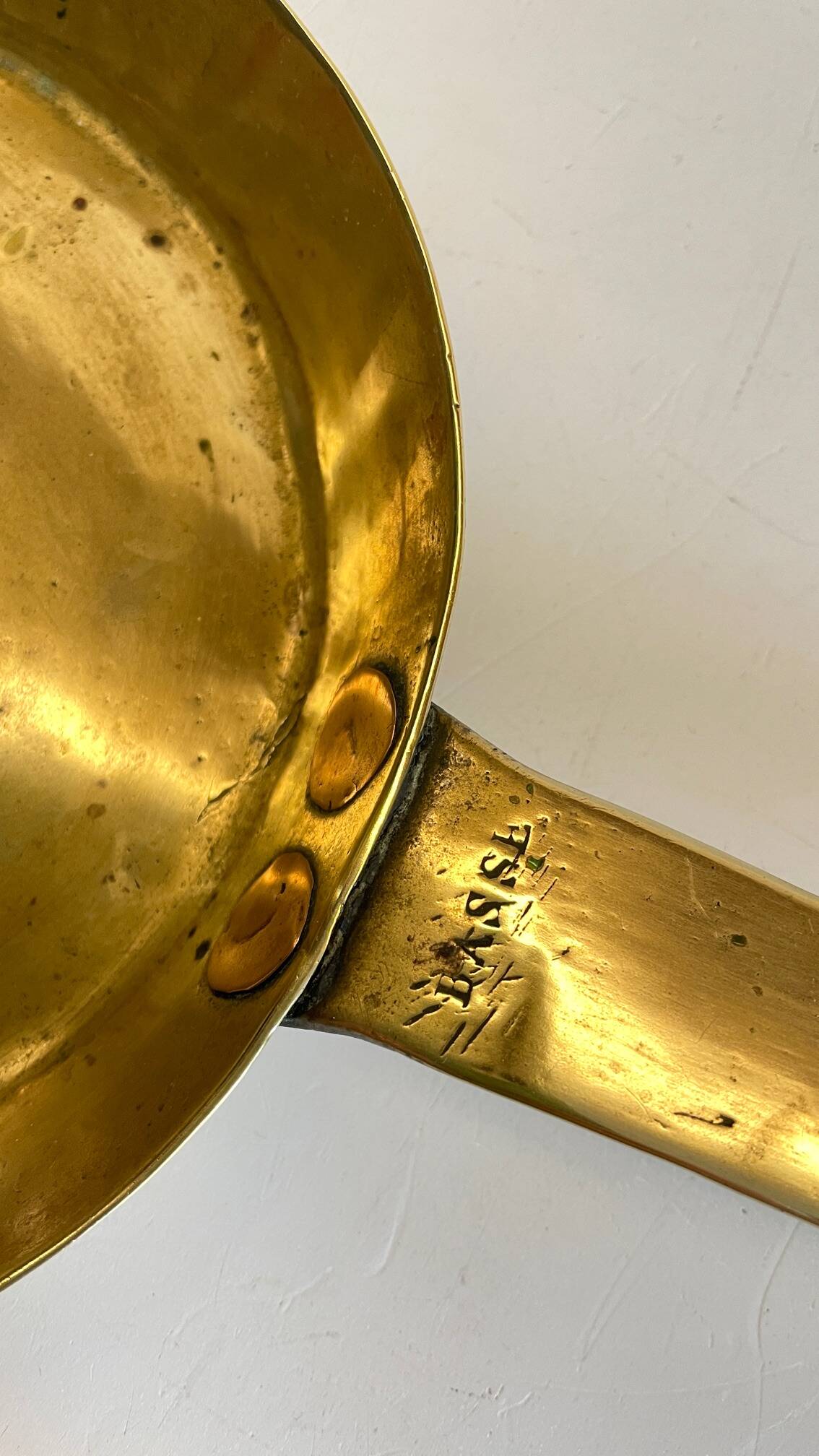 LOW HAND BRASS CANDLESTICK ANTIQUE