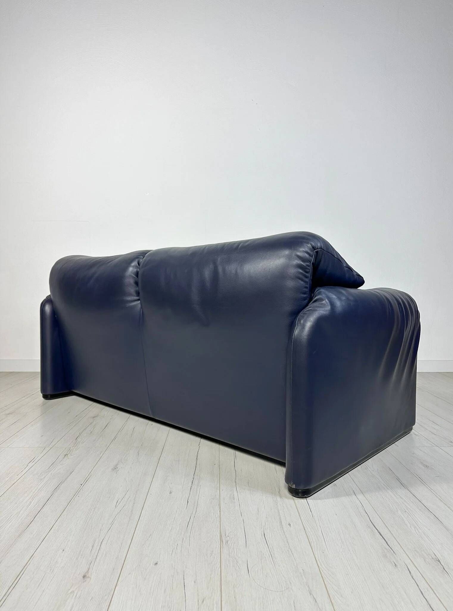 Vintage Maralunga 2-seater leather sofa from the 1980s by Vico Magistretti for Cassina.