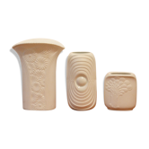Série de 3 vases en porcelaine blanche et biscuit