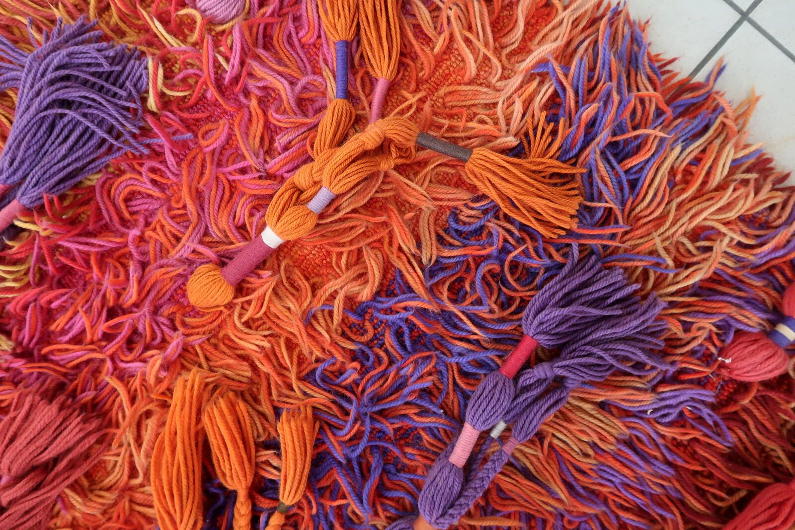 Tapis Rya suédois vintage, champ de couleur abstrait “Coucher de soleil”, vers 1960 — 150 × 220 cm — 1C1282