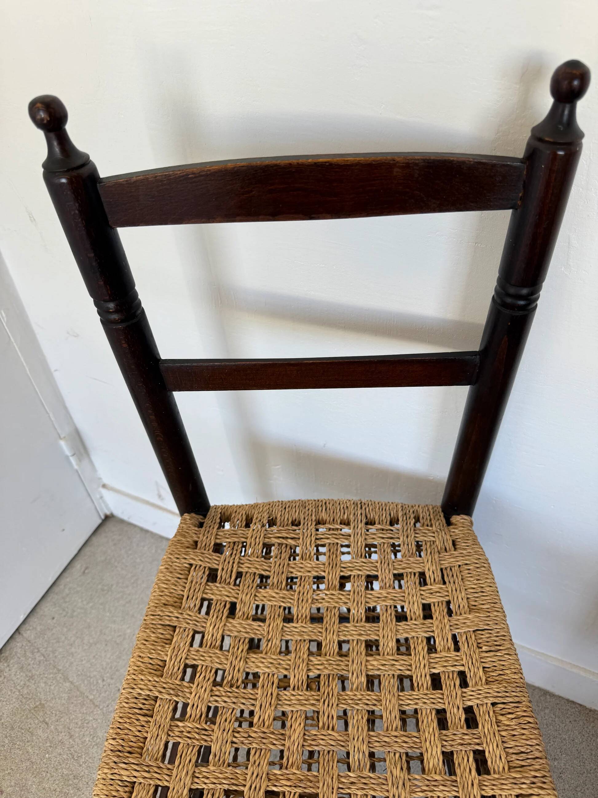 Chaise vintage en bois et paille tressée