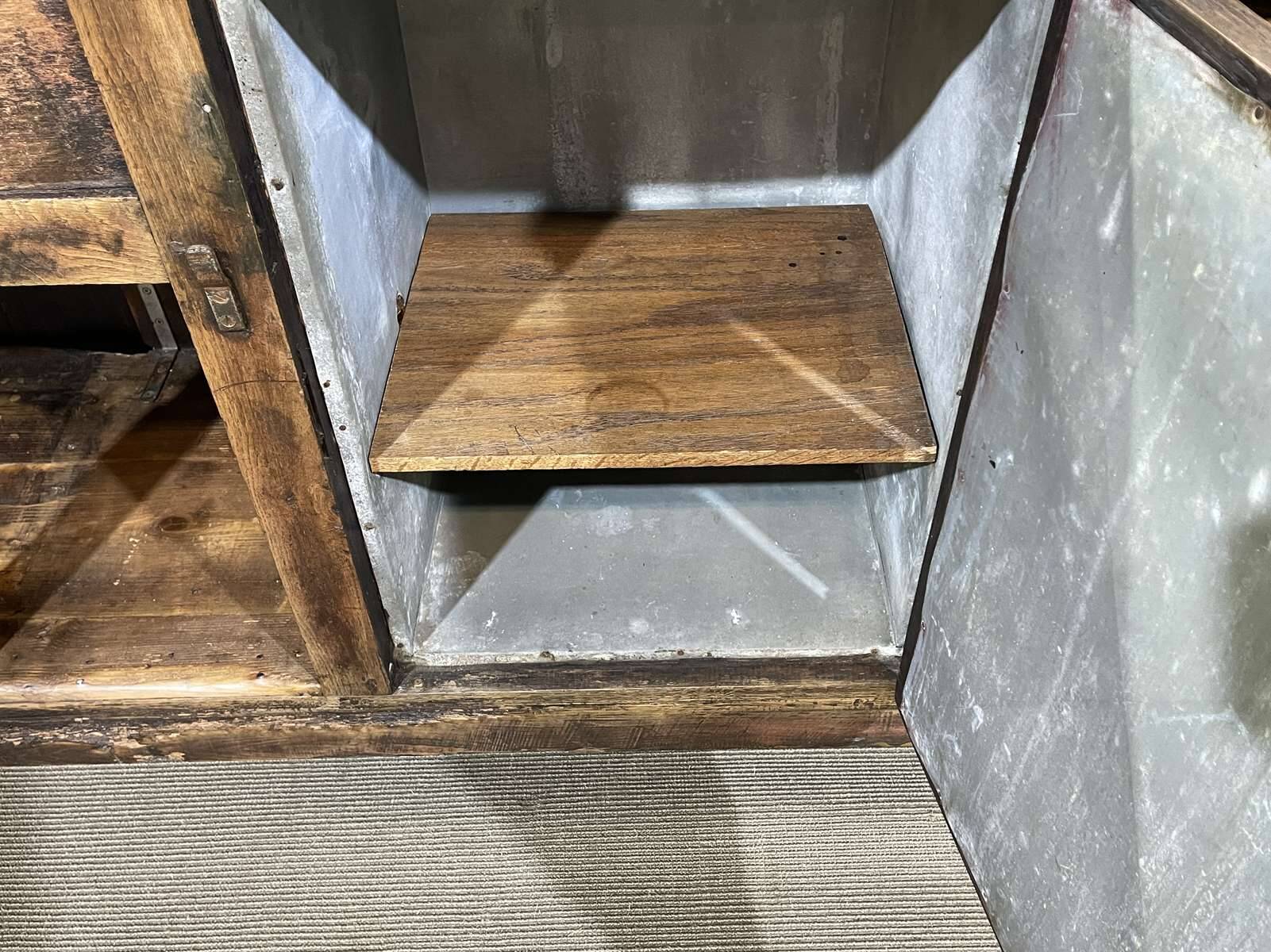 Comptoir de bar en chêne début XXème avec habillage d'époque zinc et étain