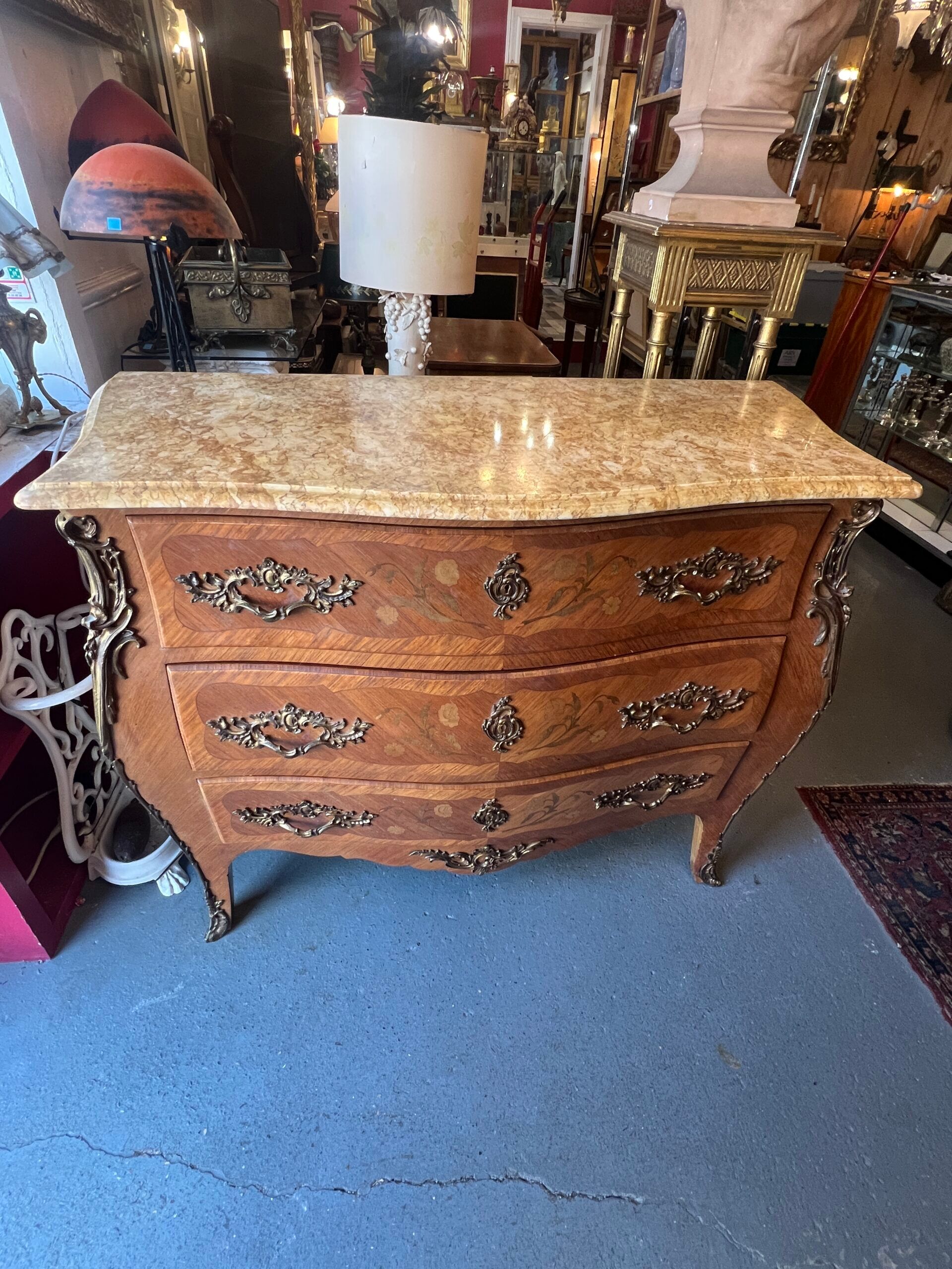 Louis XV style curved chest of drawers in veneer and marquetry, early 20th century