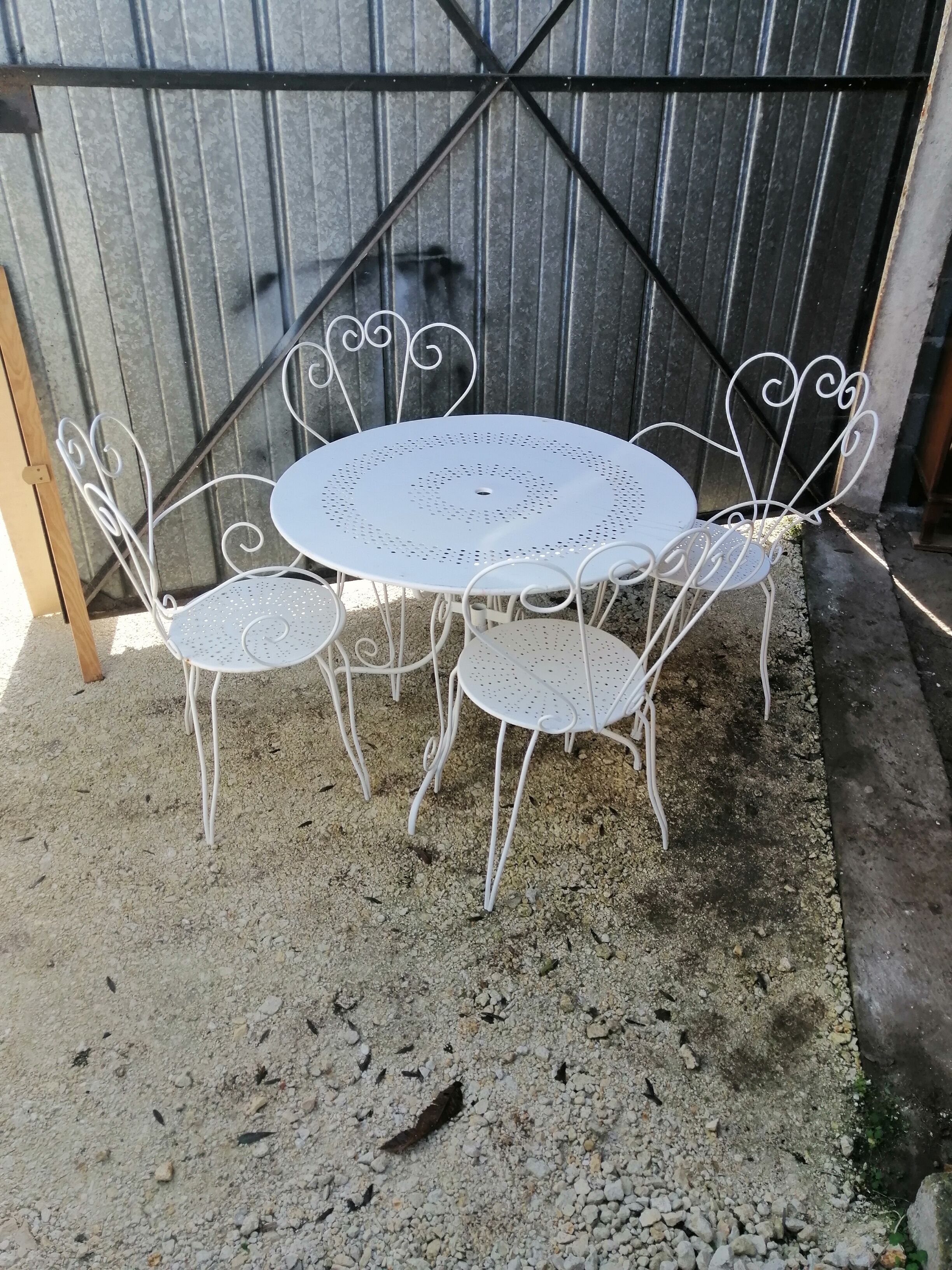 Garden furniture in white metal