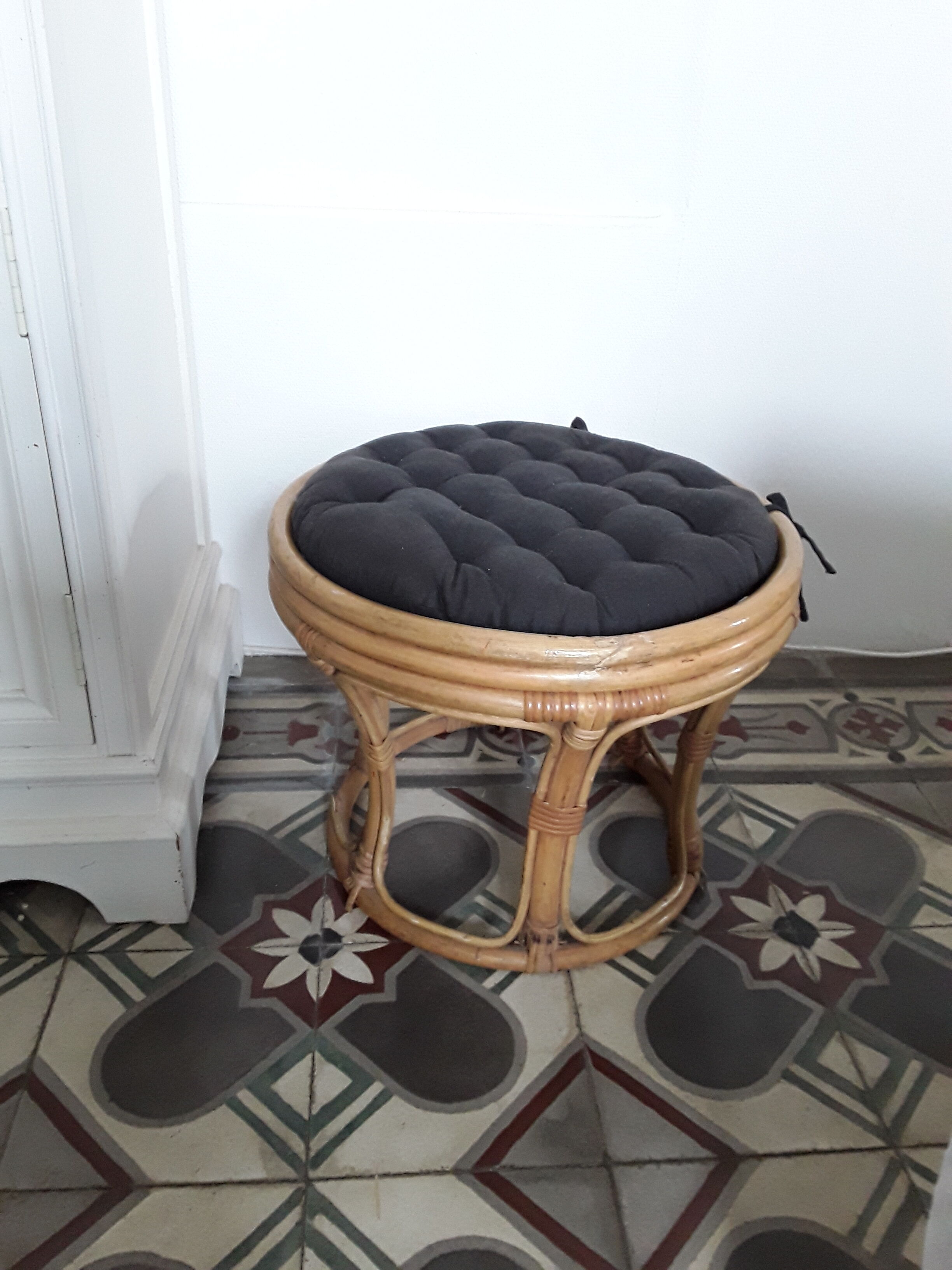 Vintage rattan pouf