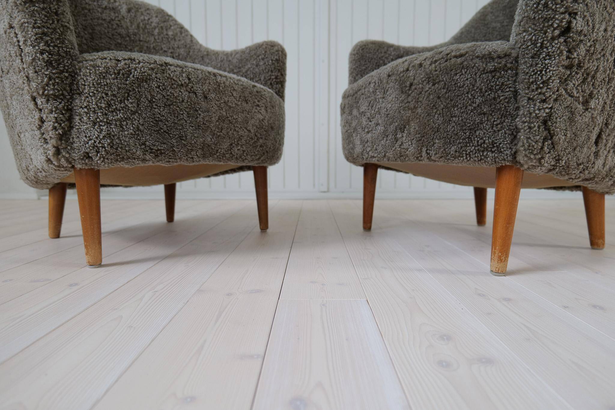 Samspel lounge chairs in sheepskin/mouton modernist mid-century by Carl Malmsten.