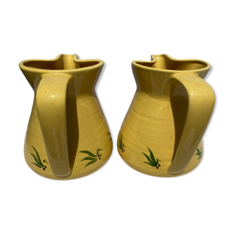 2 yellow pitchers provençal