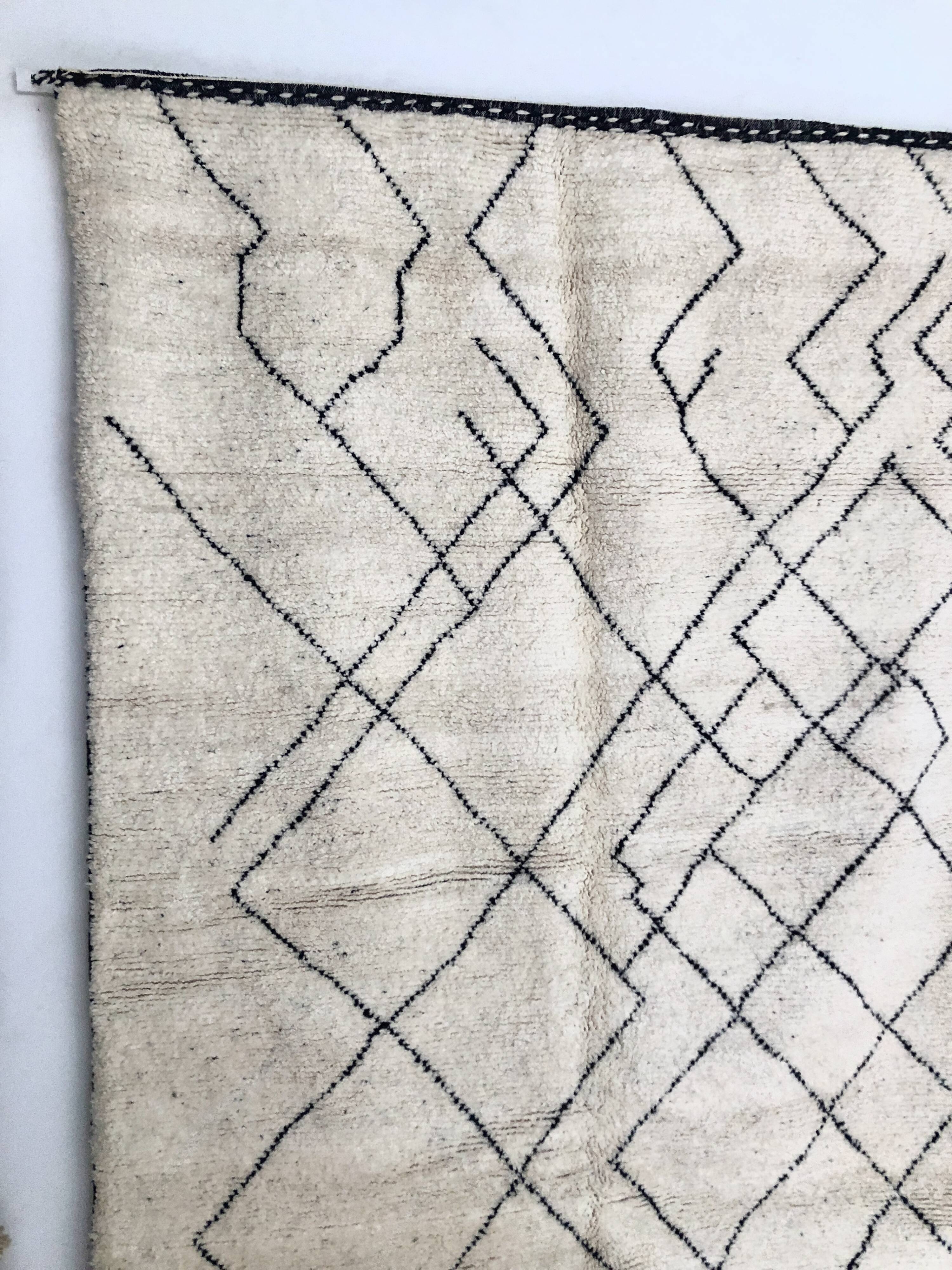Moroccan Berber carpet with black lines 2,88x1.99m