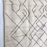 Moroccan Berber carpet with black lines 2,88x1.99m
