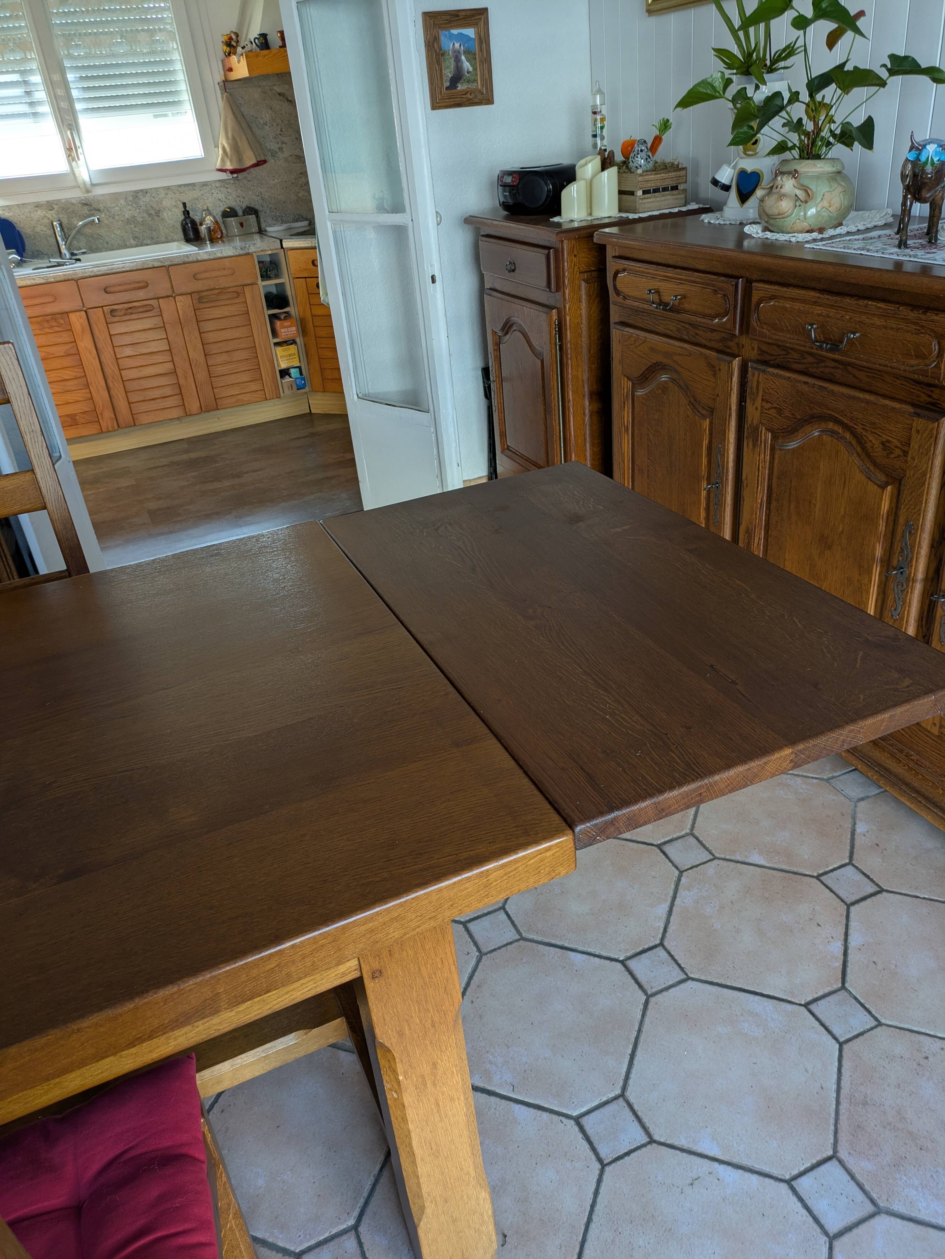 Lot d'une Table de ferme chêne massif de France et ses six chaises