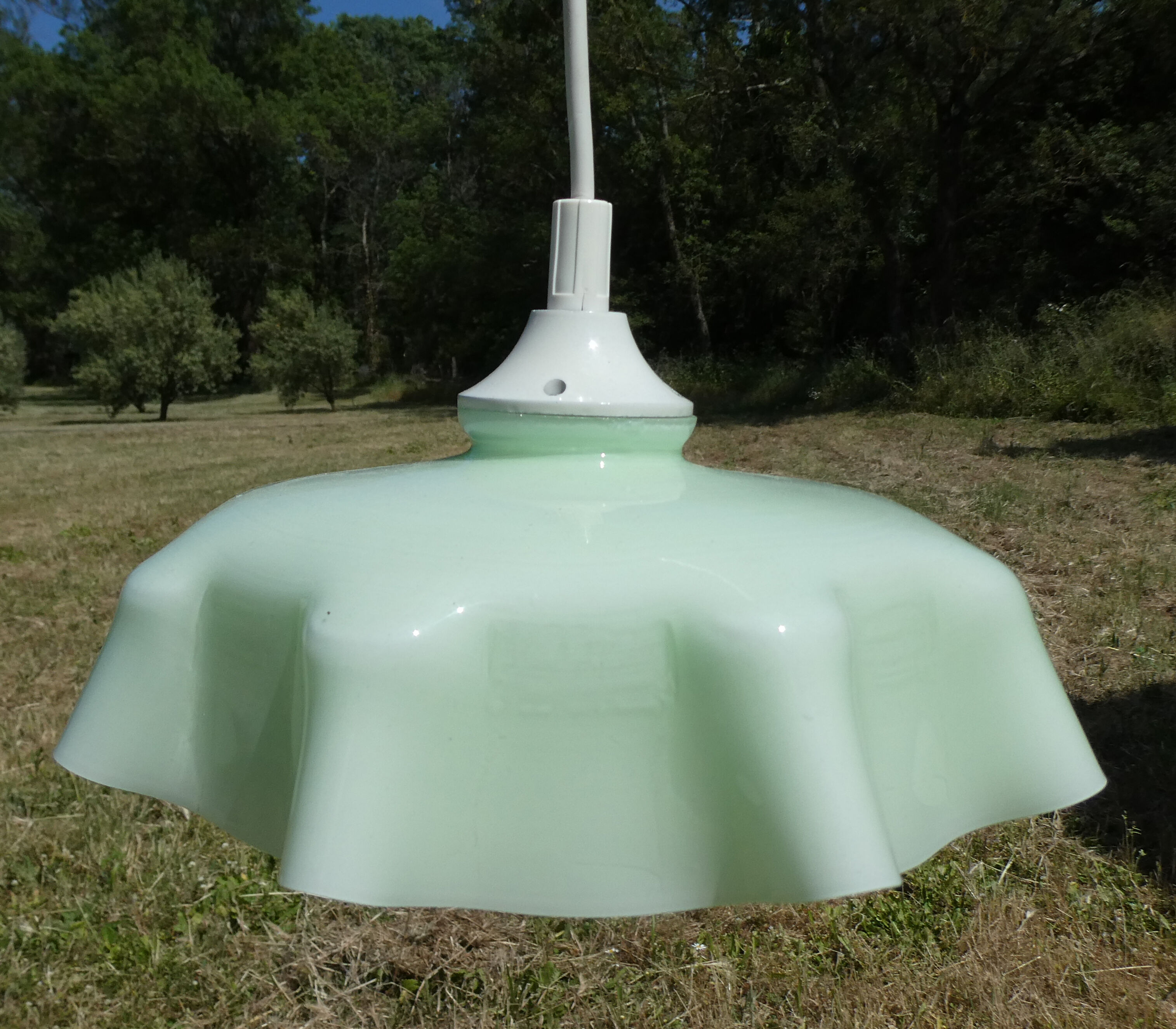 Suspension of old lampshade in opaline mint